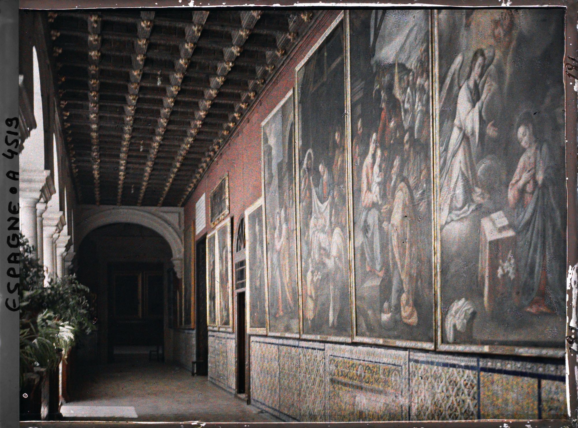 Image représentant Une galerie du grand cloître avec des oeuvres non identifiées
