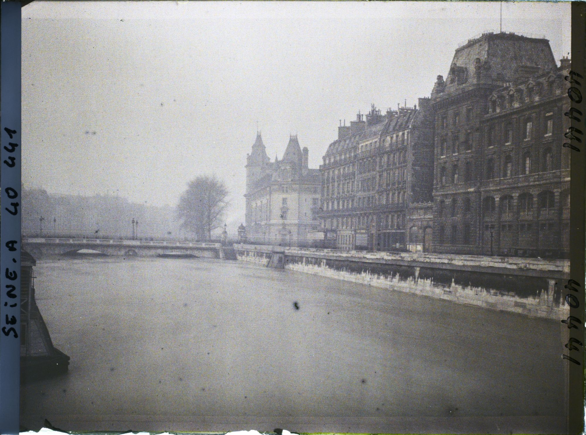 Image représentant La crue de la Seine au quai du Marché-Neuf et pont Saint-Michel
