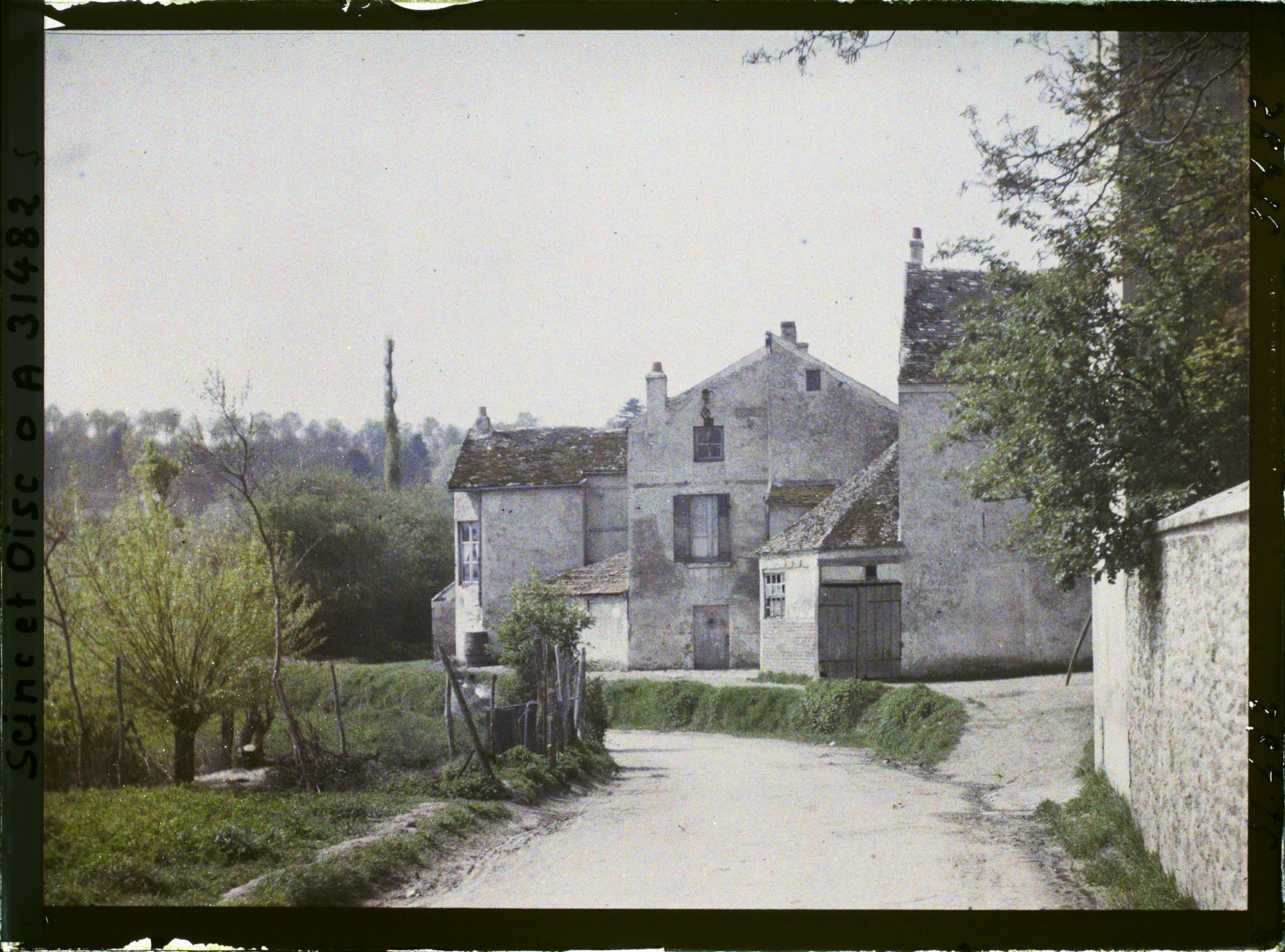 Image représentant France, Fontenay-Fleuri, Sortie est vers la route de St Cyr