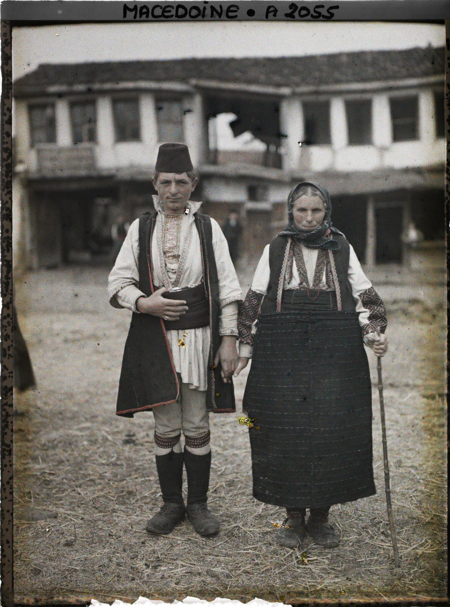 Image représentant Une villageoise bulgare et son fils, des environs de Monastir