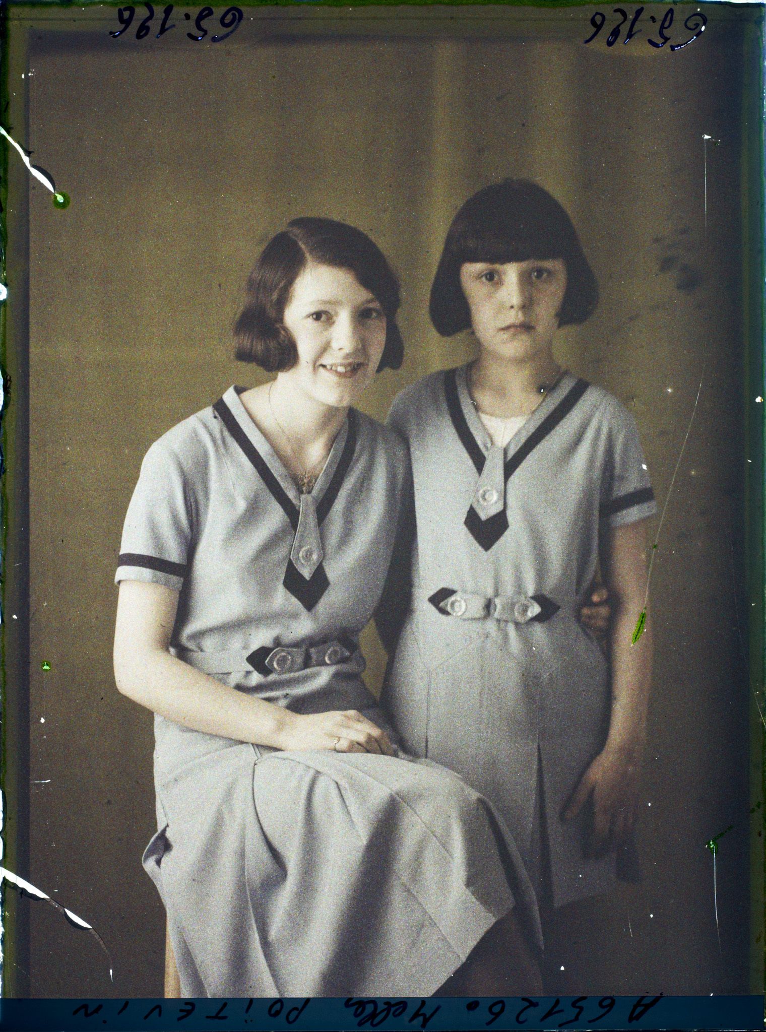 Image représentant https://musee-albert-kahn.s-museum.fr/home/NWQ2OTAwYzNmYjZlZTk1ZWQwODJmMjY4L2dlbmVyaWMtbm90aWNlLXRhYi9hdXRob3JpdHkvNjE3YTc5ZjVjZjhiODk2OGIzMzM3ZDIx/5d6900c3fb6ee95ed082f268/generic-notice-tab/authority/617a79ebcf8b8968b33375ba Mademoiselle Poitevin  et  https://musee-albert-kahn.s-museum.fr/home/NWQ2OTAwYzNmYjZlZTk1ZWQwODJmMjY4L2dlbmVyaWMtbm90aWNlLXRhYi9hdXRob3JpdHkvNjE3YTc5ZjVjZjhiODk2OGIzMzM3ZDIx/5d6900c3fb6ee95ed082f268/generic-notice-tab/authority/617a79ebcf8b8968b33375bb sa soeur