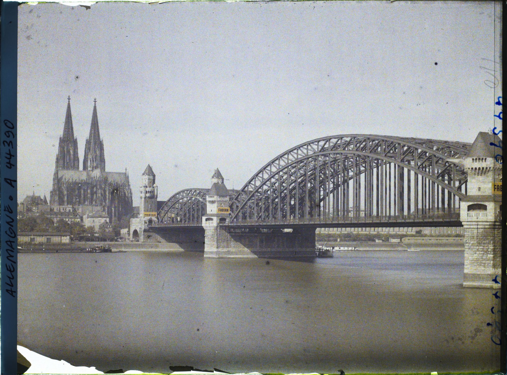 Image représentant Vue d'ensemble du grand Pont avec la cathédrale à l'arrière-plan