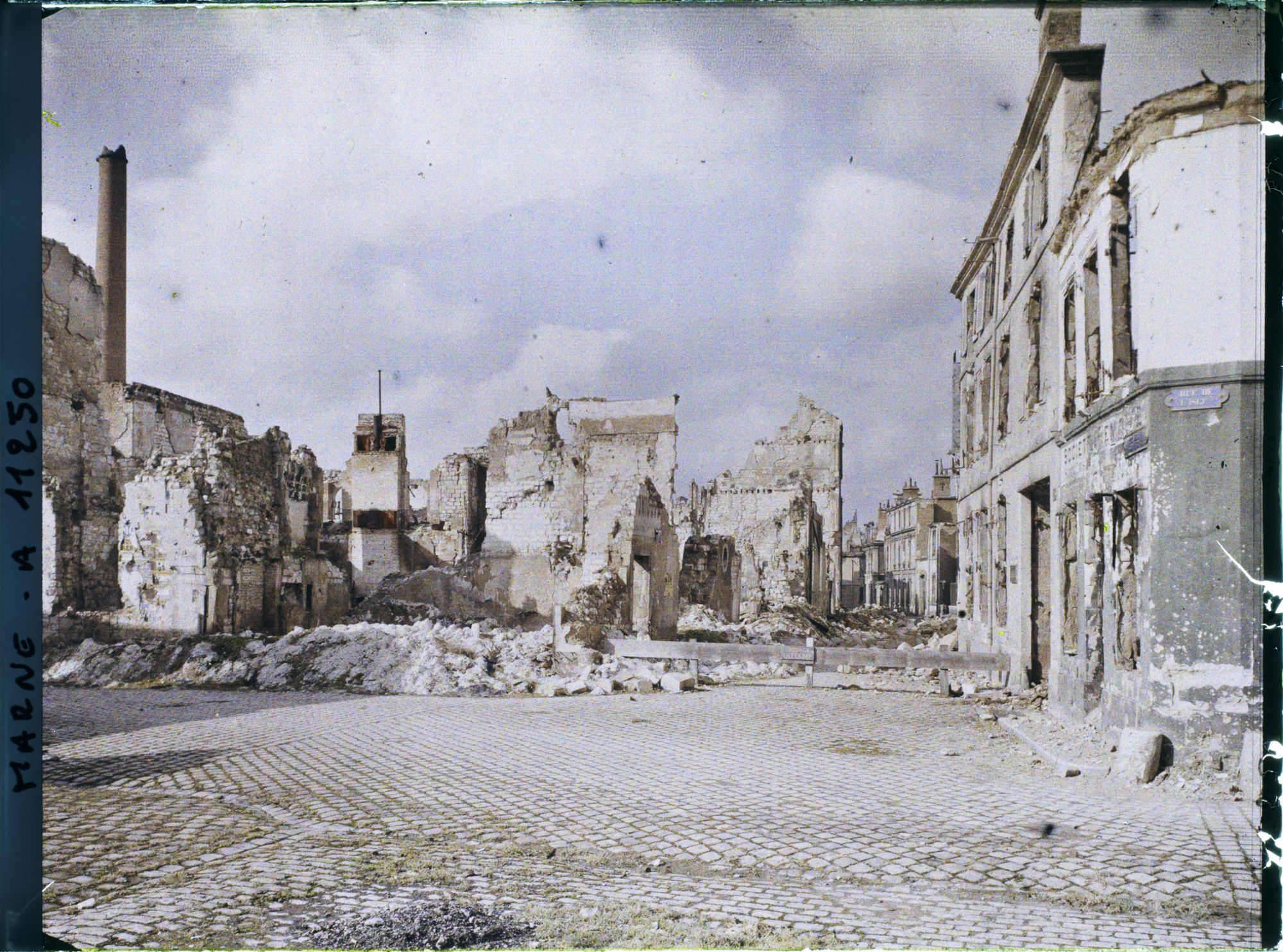 Image représentant Ruines à l'angle de la rue des Trois Raisinets et de la rue de l'Isle