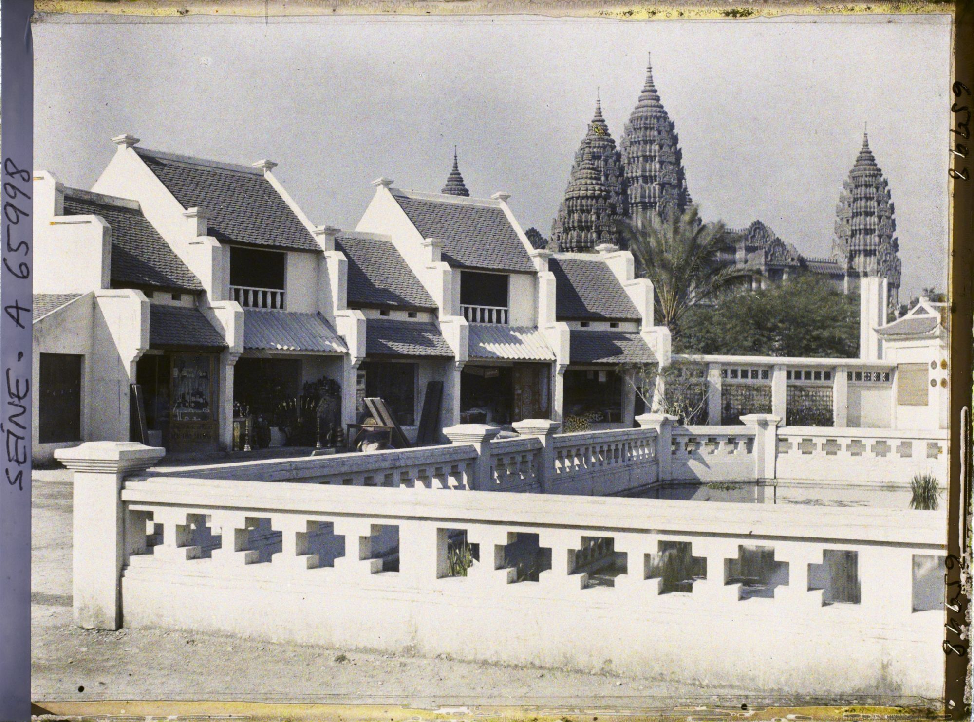 Image représentant L'Exposition Coloniale Internationale de 1931, boutiques et temple d'Angkor Vat