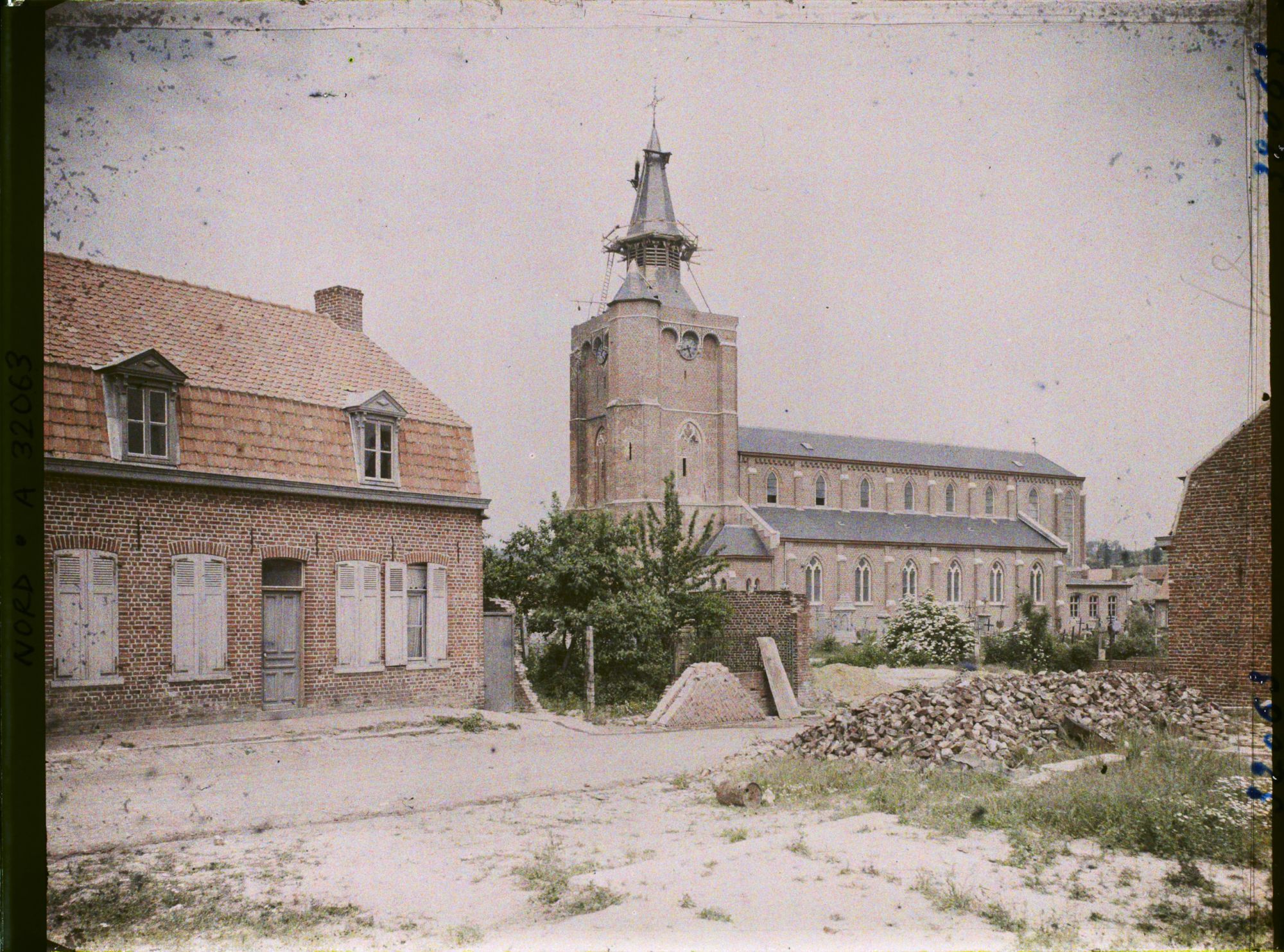 Image représentant France, St Jean Cappel, L'Eglise et maison neuve