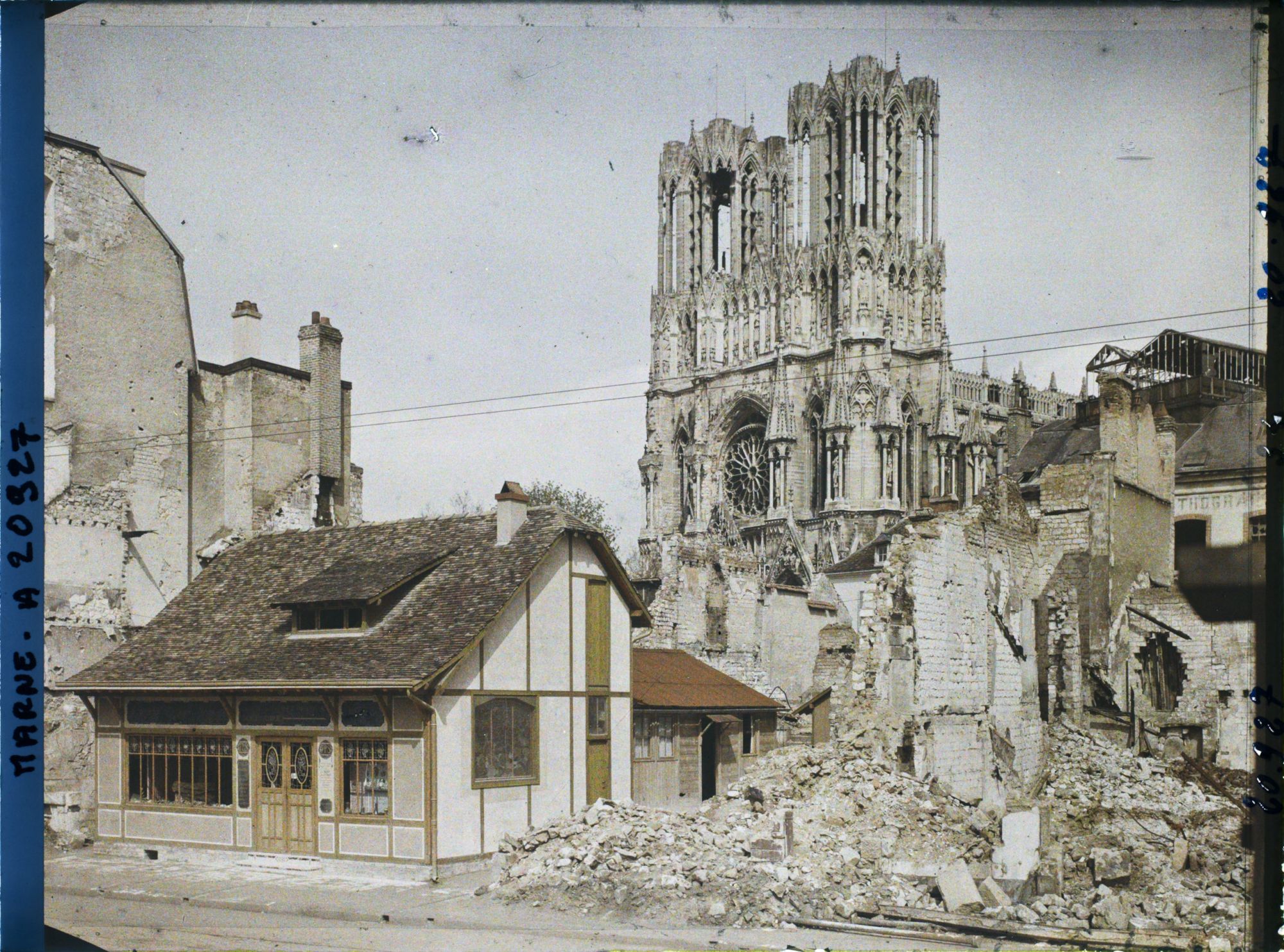 Image représentant France, Reims, Cathédrale et Baraque