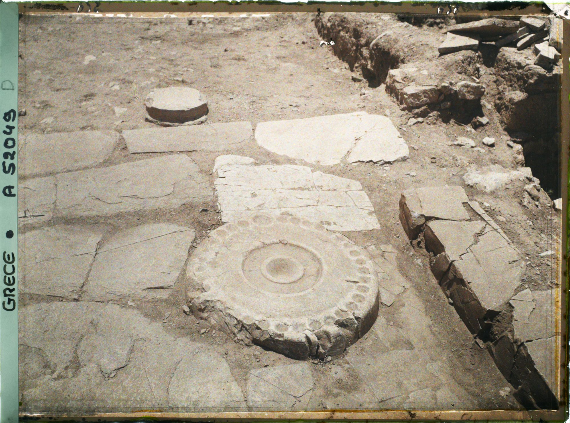 Image représentant Dans l'angle sud-ouest de la cour centrale, l'autel circulaire en pierre (ou table à libations) - gros plan -