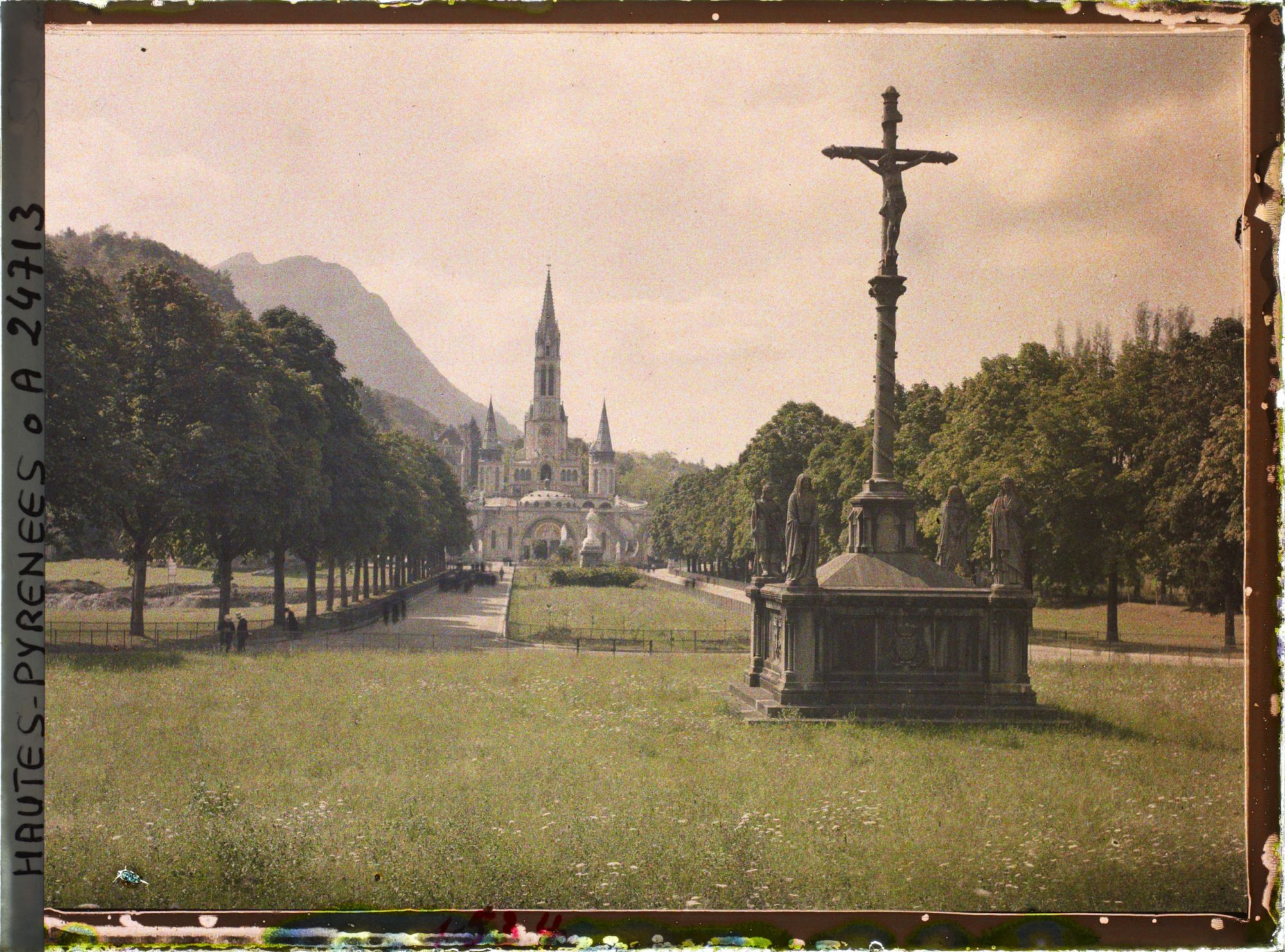Image représentant France, Lourdes, Esplanade des processions ; au 1er plan, Calvaire des Bretons, du sculpteur Hernot.