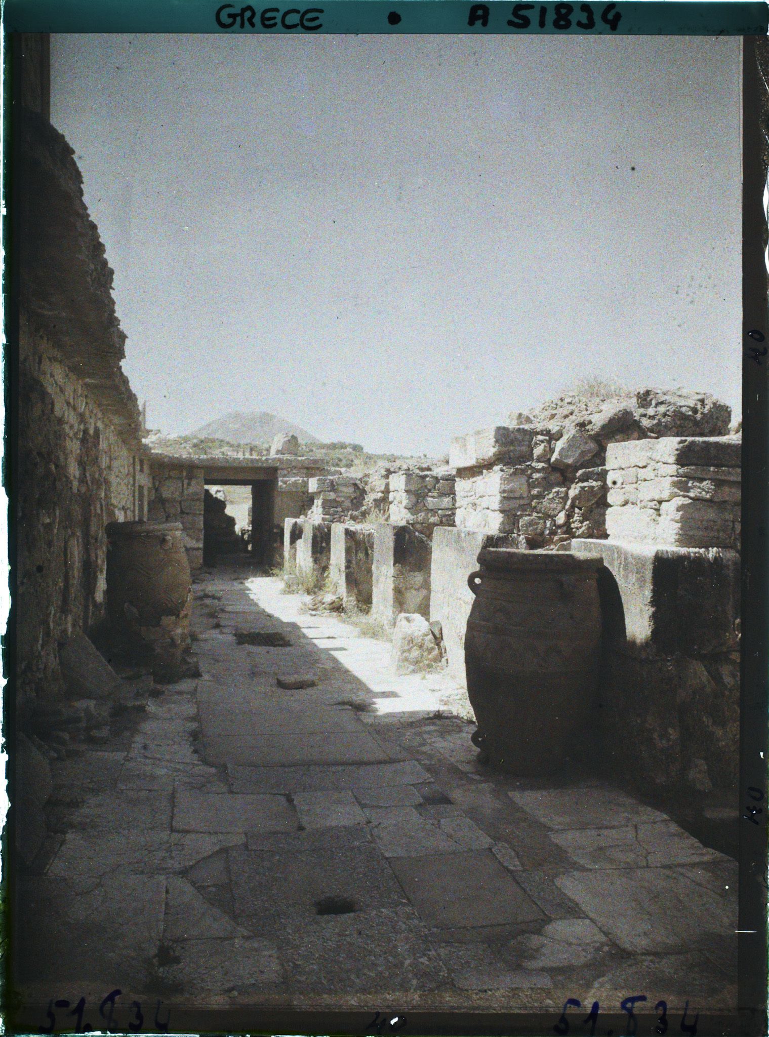 Image représentant Dans a partie occidentale du Palais, le corridor des magasins (réserves de denrées), vu vers le sud. Au fond, le Mont Iouktas (810 m)