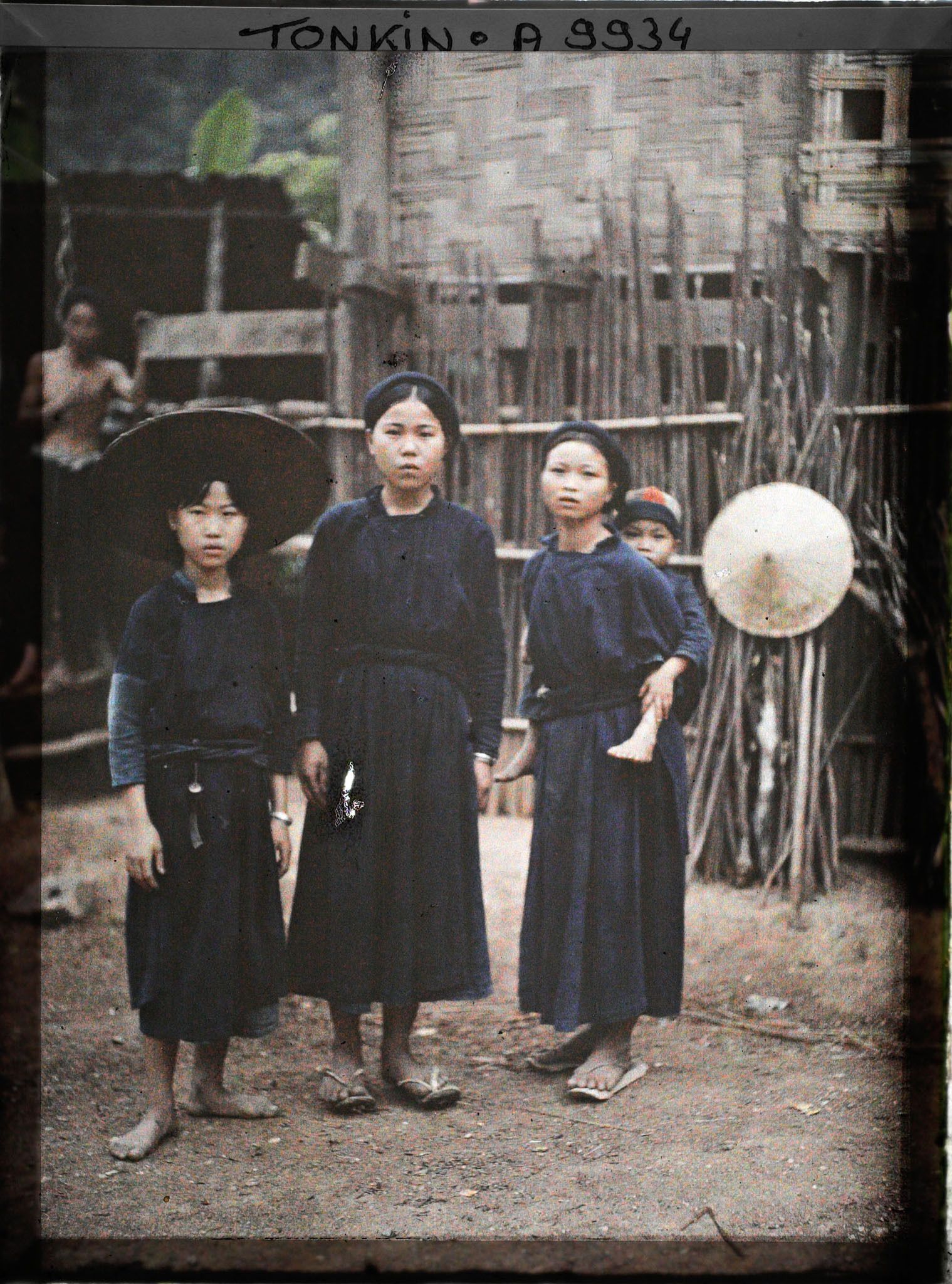 Image représentant Des femmes et jeunes filles thaï (thô)