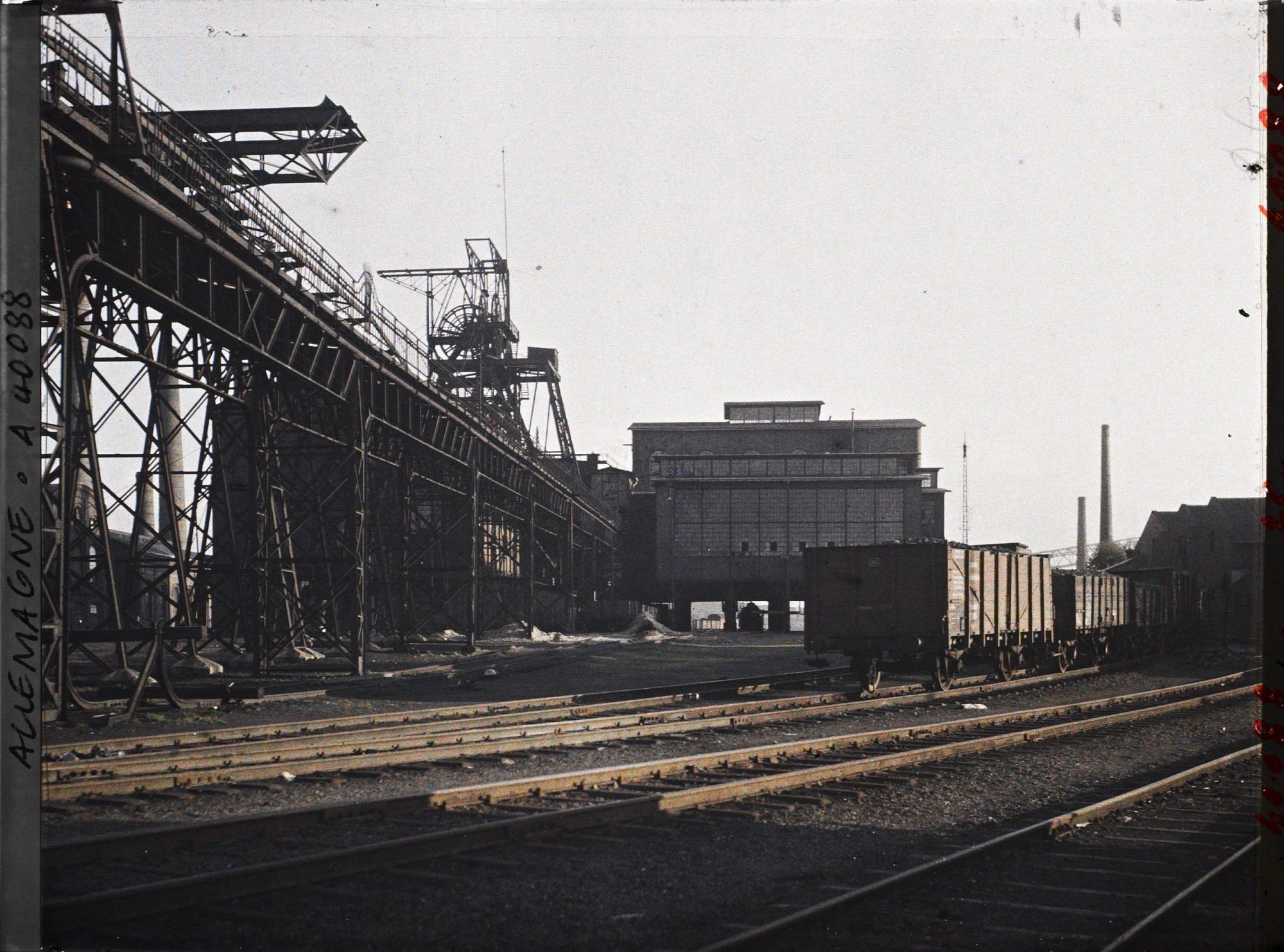 Image représentant Prusse, Gelsenkirchen, La Rheinelbe - Puits d'extraction, Chevalement, transport aérien pour le lavage, soir
