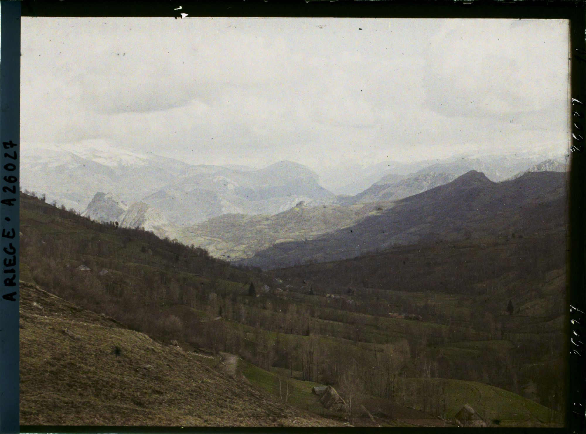 Image représentant Panorama du col de Port sur le fond de Tarascon, au milieu, le Soudour qui domine la commune