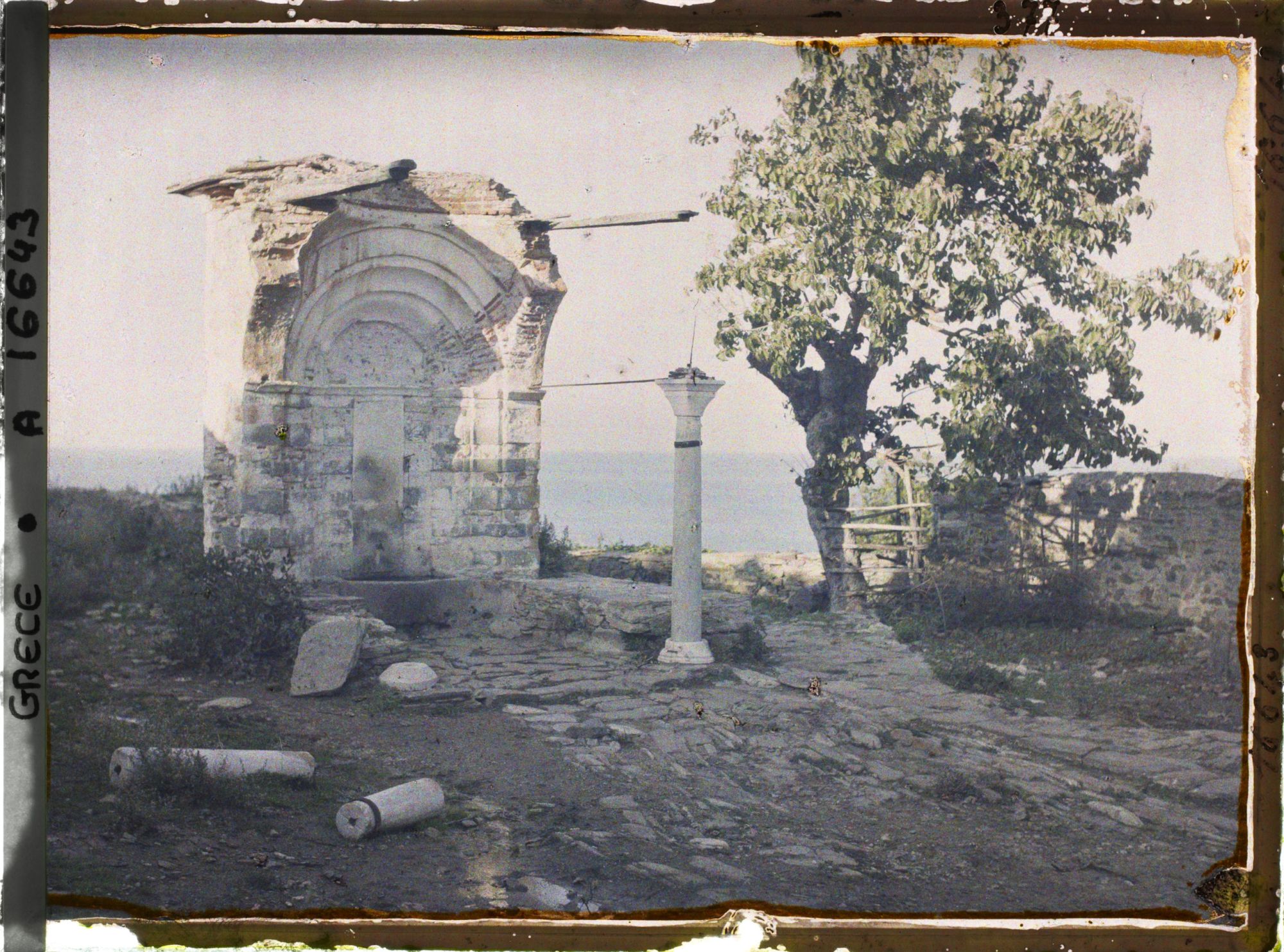 Image représentant Turquie, Mont Athos, Stravonikita, Vieille fontaine en ruines