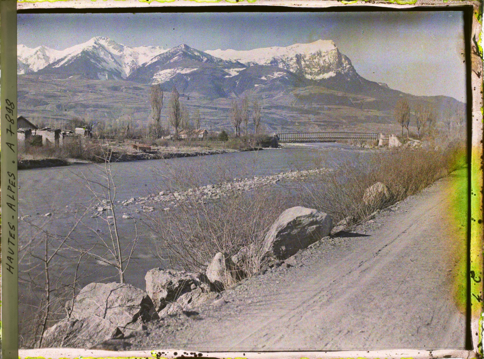 Image représentant Le pic de Morgon, vu de la digue avec la Durance et le pont de la Clapière