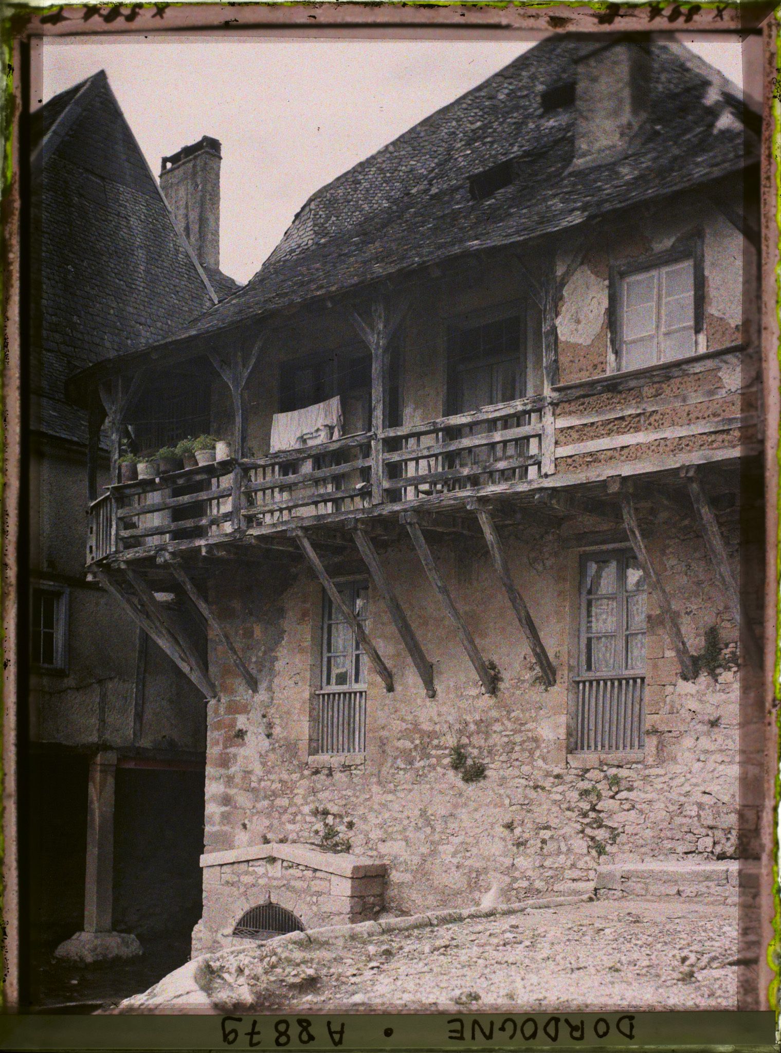 Image représentant France, Montignac, La maison à balcon de bois