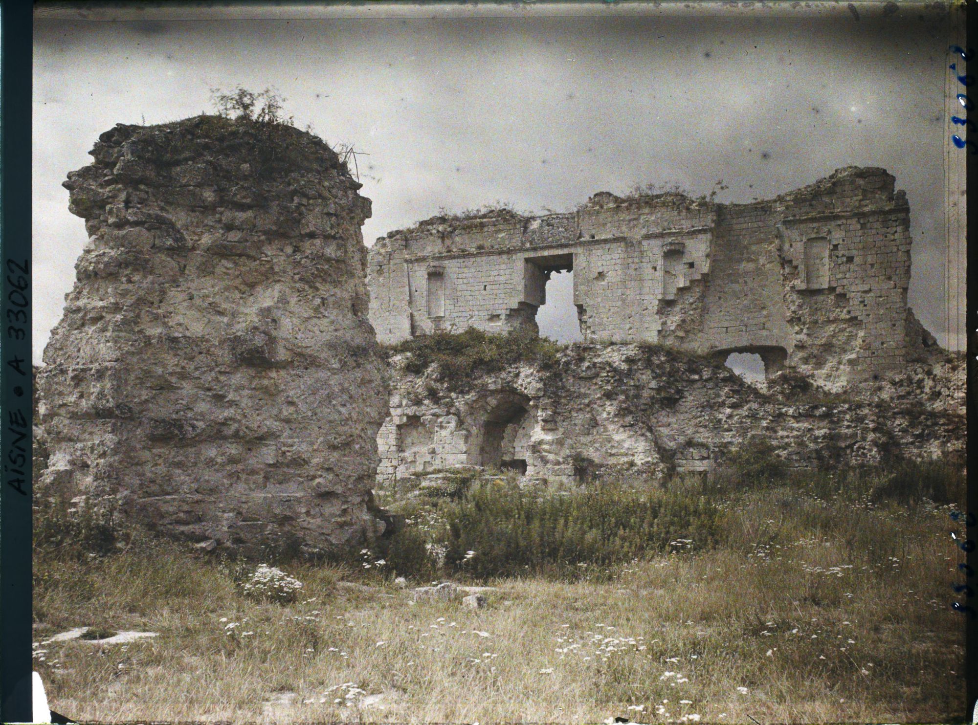 Image représentant France, Coucy le Château, Ruines de la Salle des Preux et ruines du Donjon