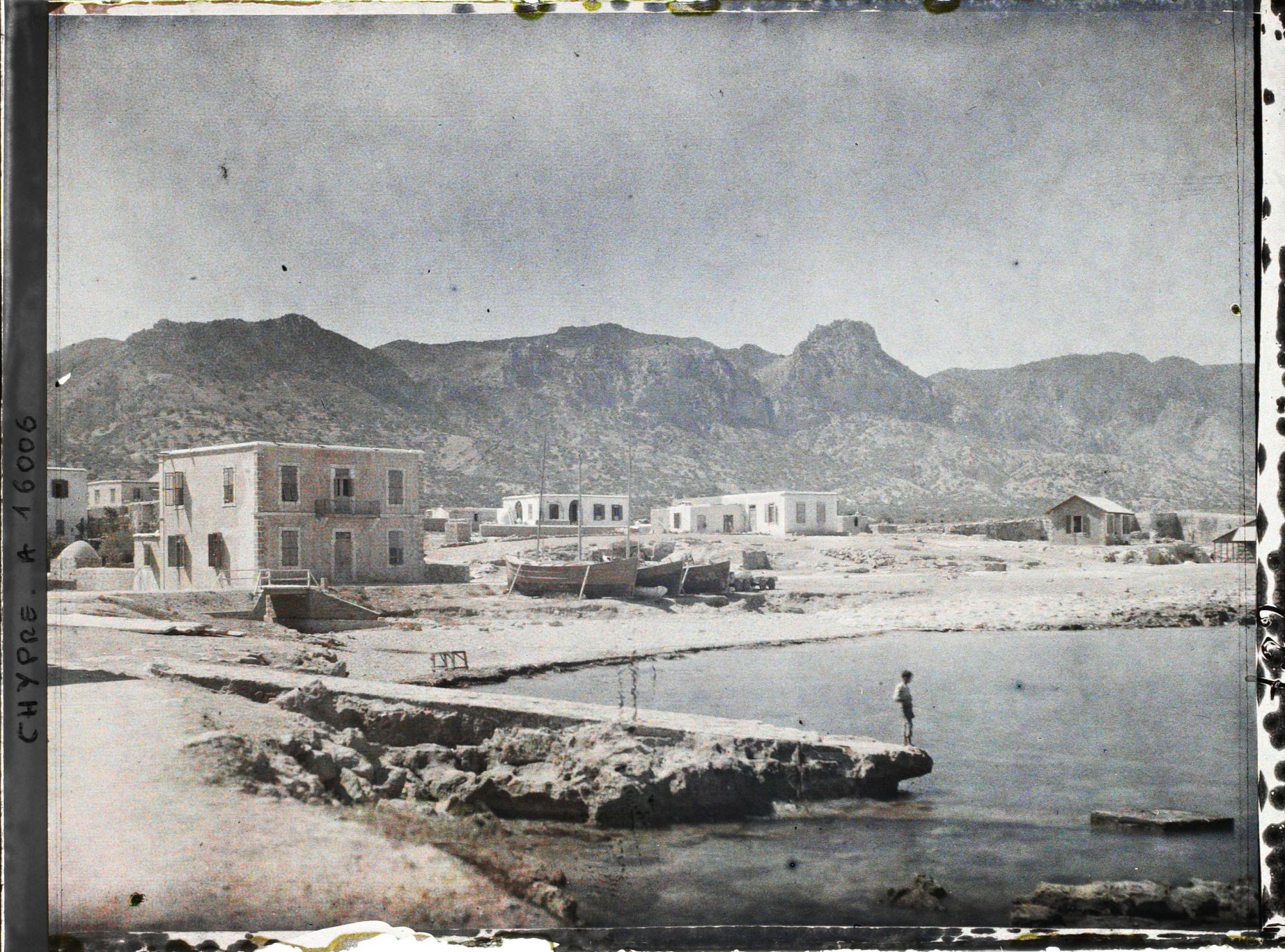 Image représentant Le rivage avec des bateaux en cale sèche