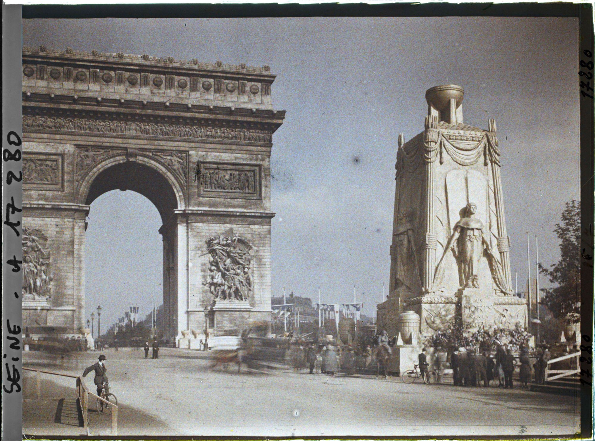Image représentant Le Cénotaphe dédié aux morts pour la patrie pour les fêtes de la Victoire des 13 et 14 juillet et l'Arc de Triomphe