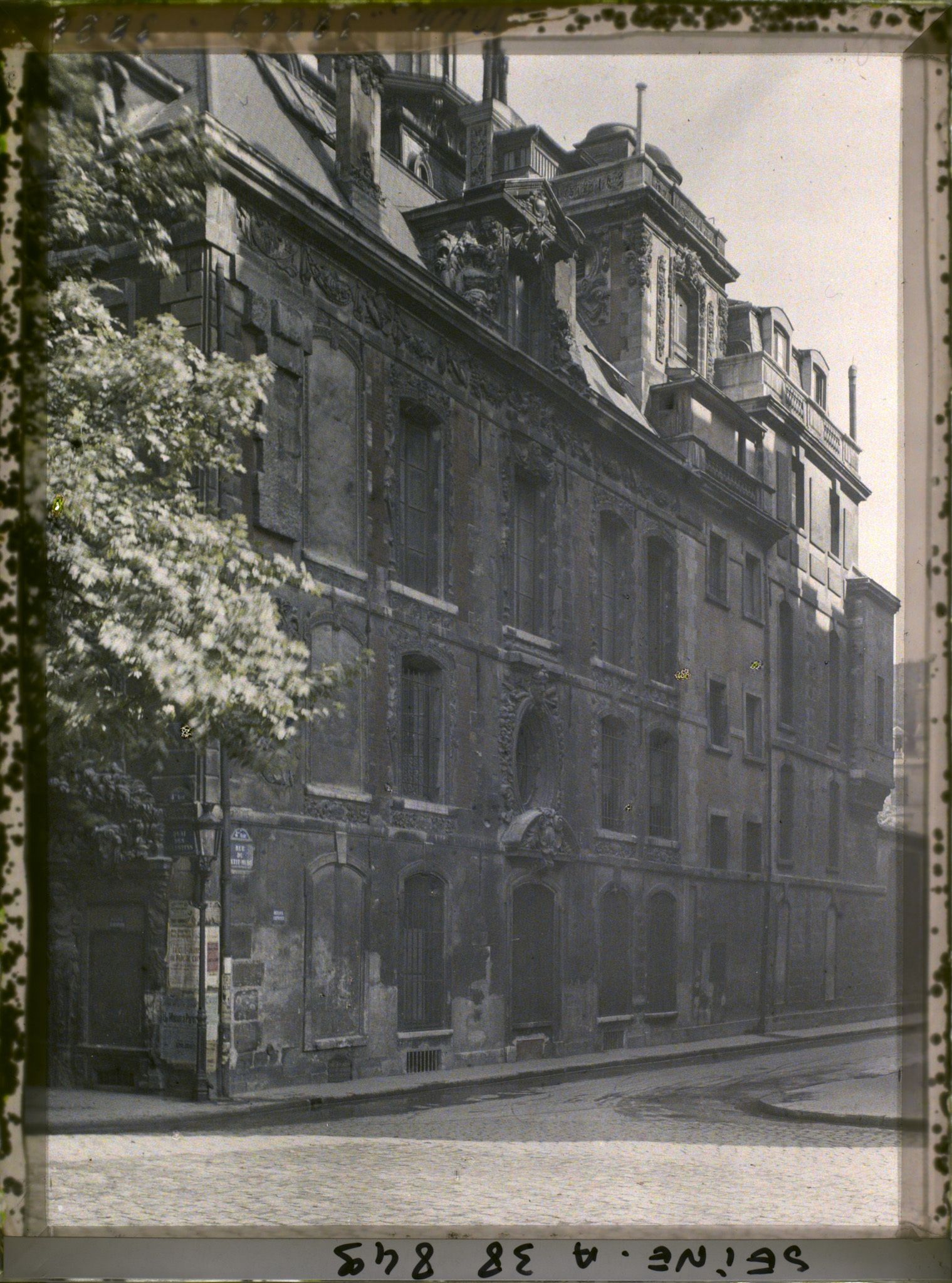 Image représentant L'hôtel de Fieubet à l'angle du quai des Célestins et de la rue du Petit-Musc