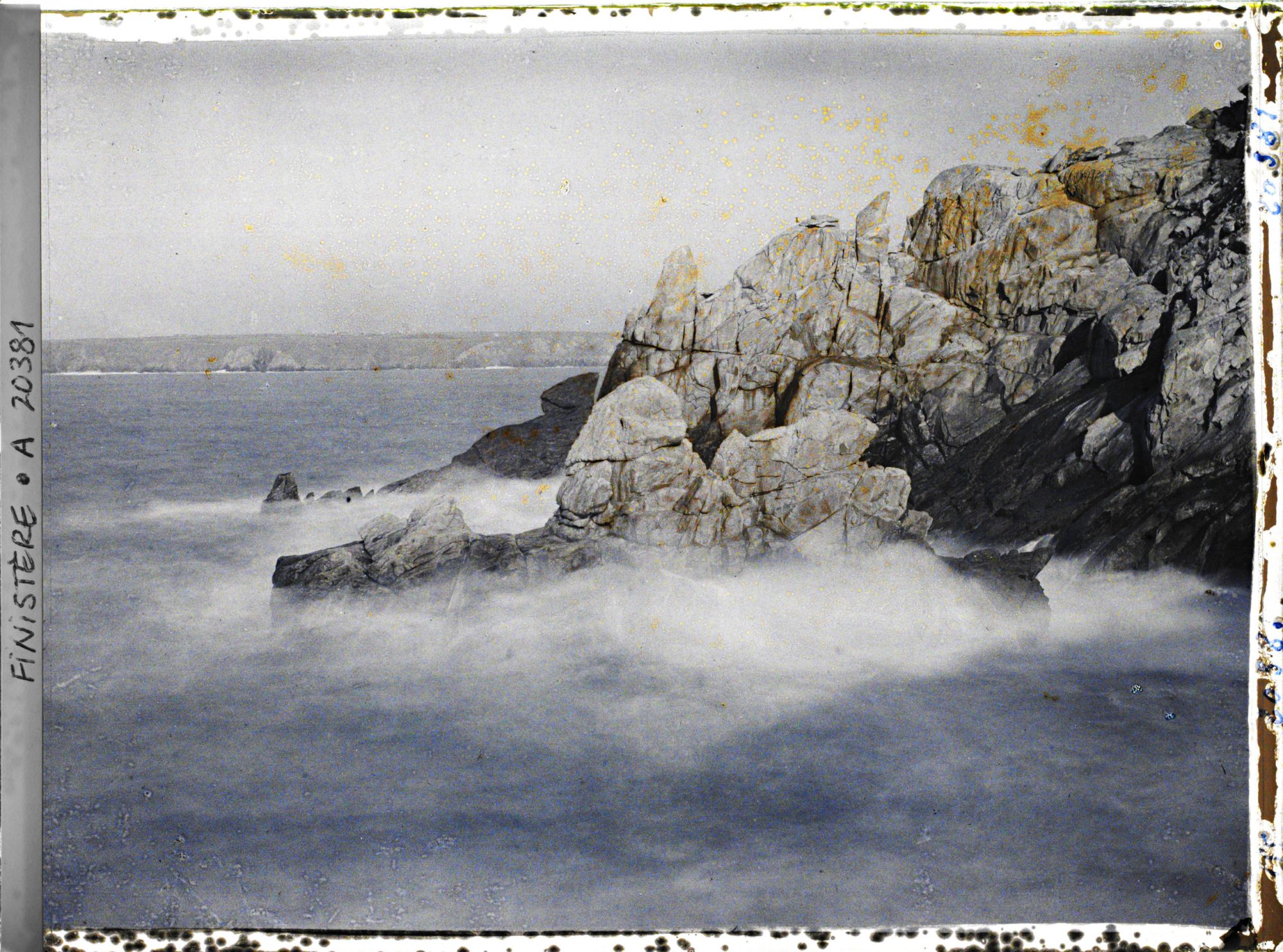 Image représentant Rochers de la Pointe du Raz : devant, le Moine couché, derrière, l'Enfer de Plogoff ; à l'arrière-plan, la Baie des Trépassés