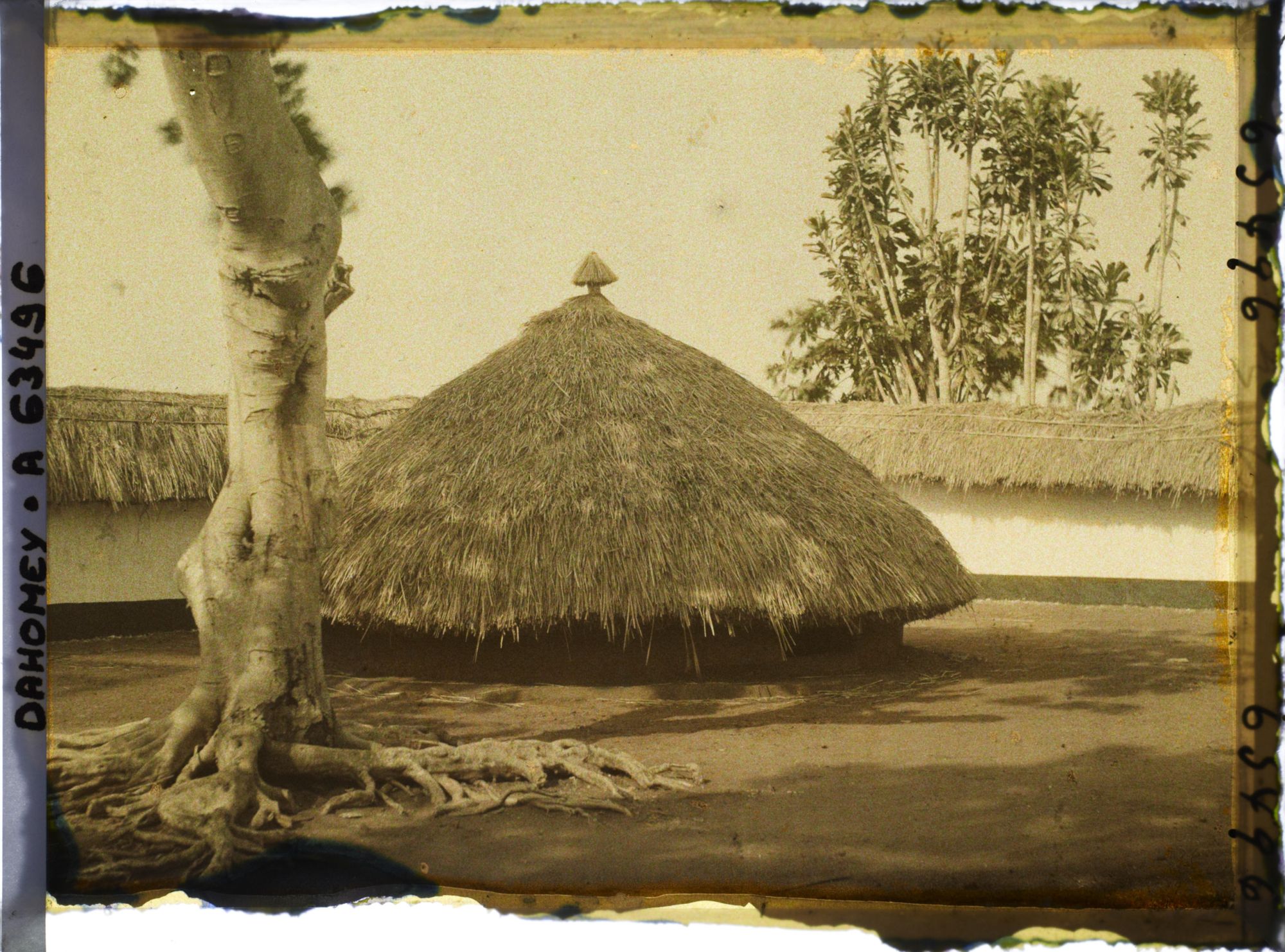 Image représentant Tombe collective des femmes de  null Glélé dans la deuxième cour du palais
