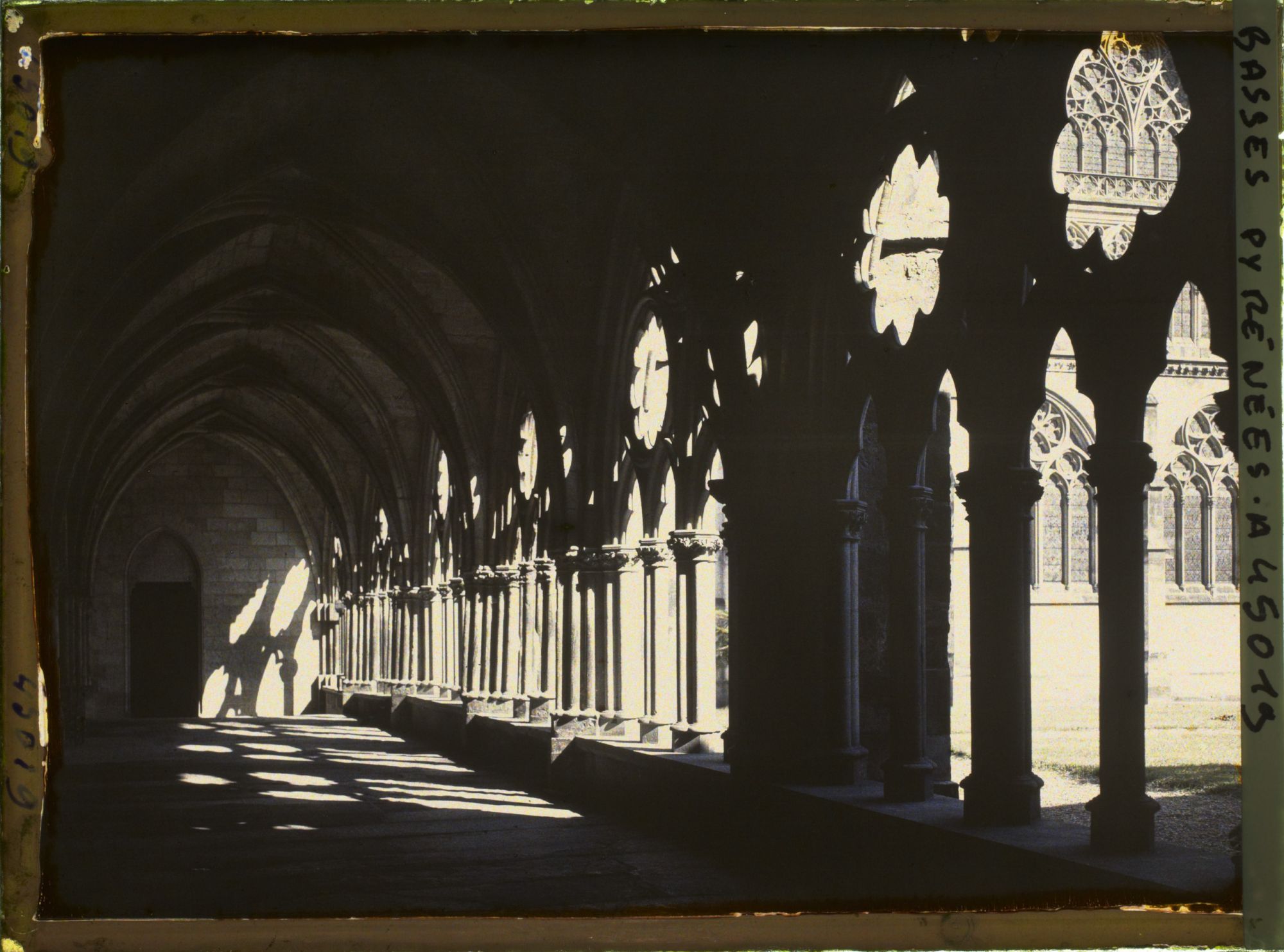 Image représentant France, Bayonne, Le Cloître de la Cathédrale, les Galeries