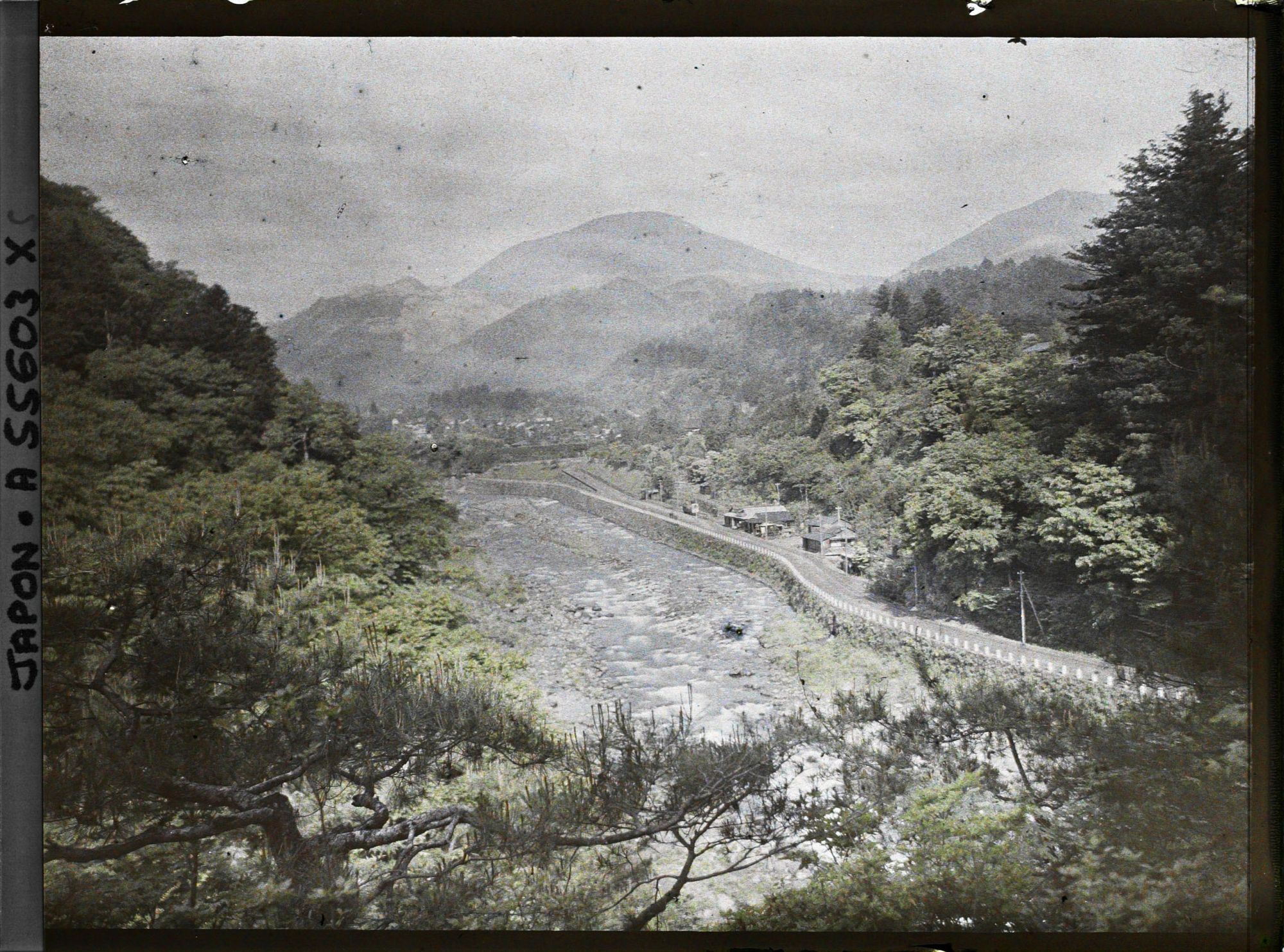Image représentant La rivière Daiya-gawa et mont Nantai depuis le jardin de l'hôtel Kanaya