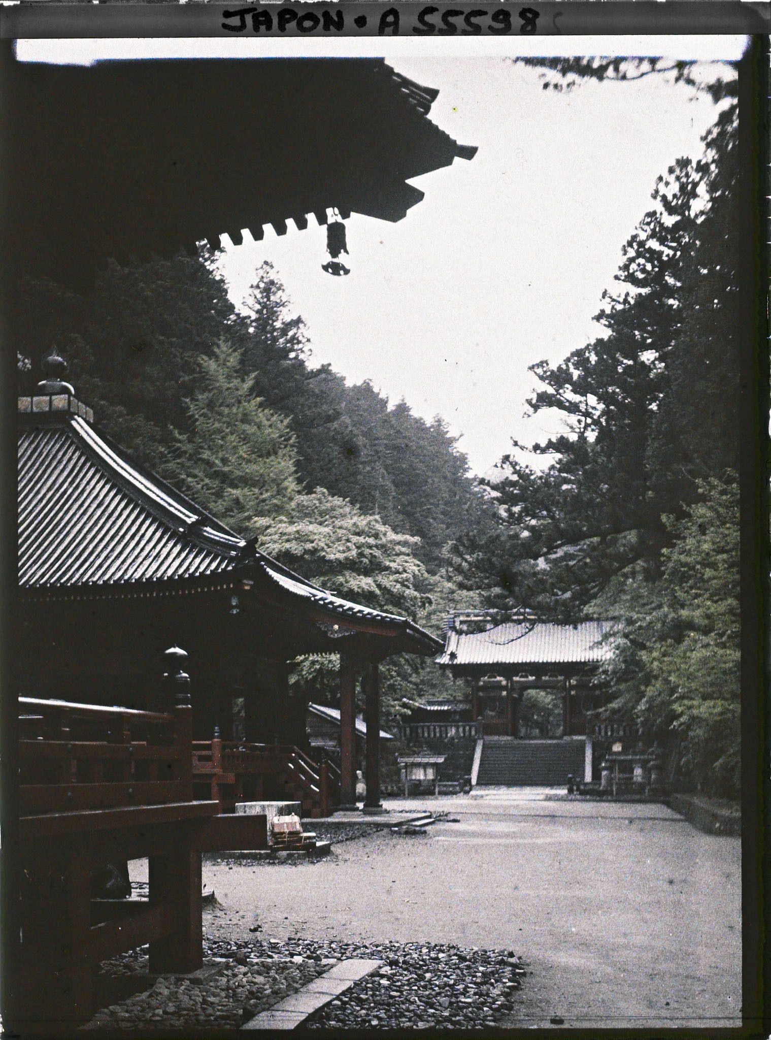Image représentant Le Futatsu-do et au fond la niômon du Daiyûin-byô (Taiyûin-byô)