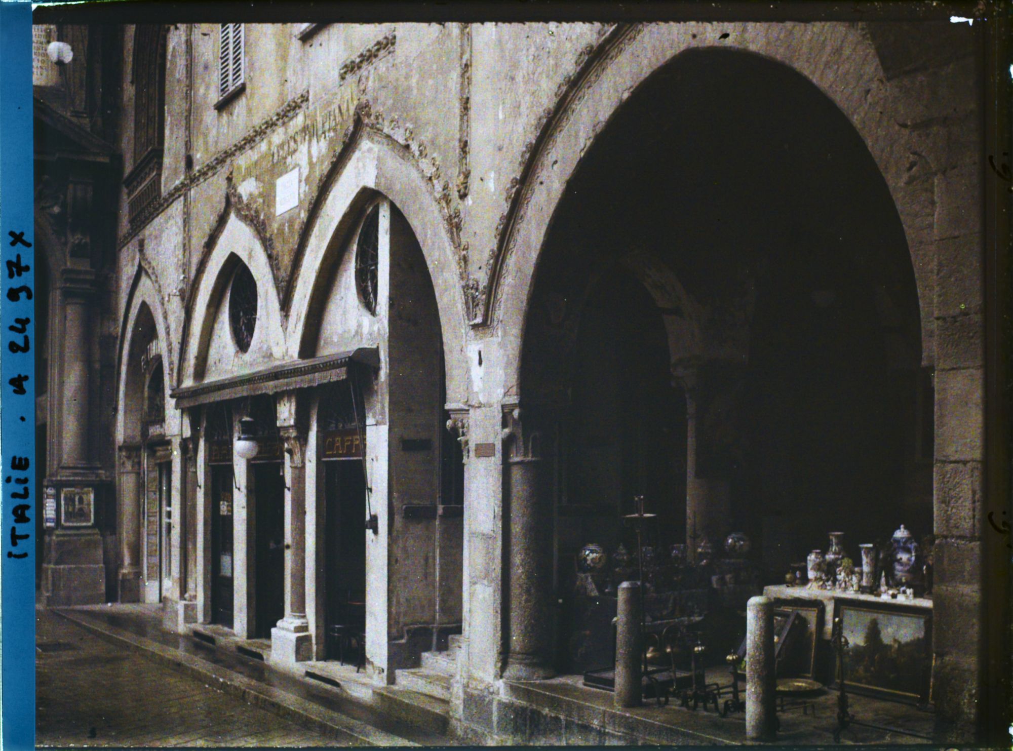 Image représentant Piazza Mercanti, façade d'un antiquaire et vue sur la Casa Panigarola