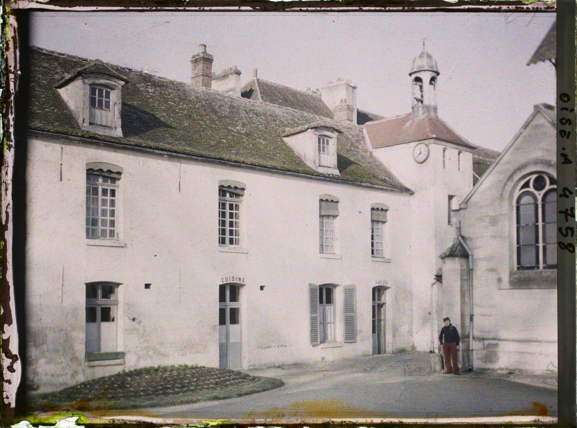 Image représentant La cour intérieure de l'hôpital avec un soldat