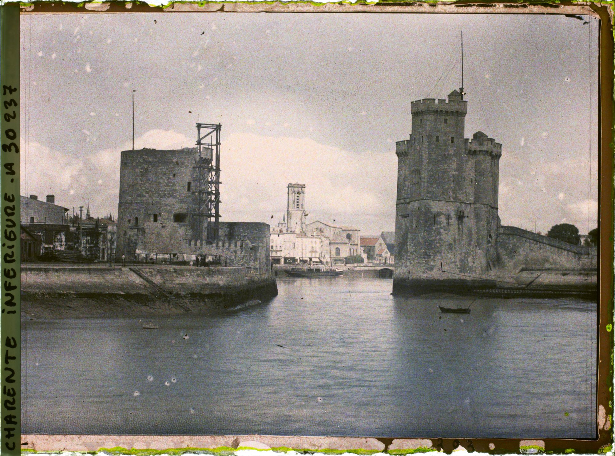 Image représentant L'entrée du port, Tour Saint-Nicolas et tour de la Chaîne