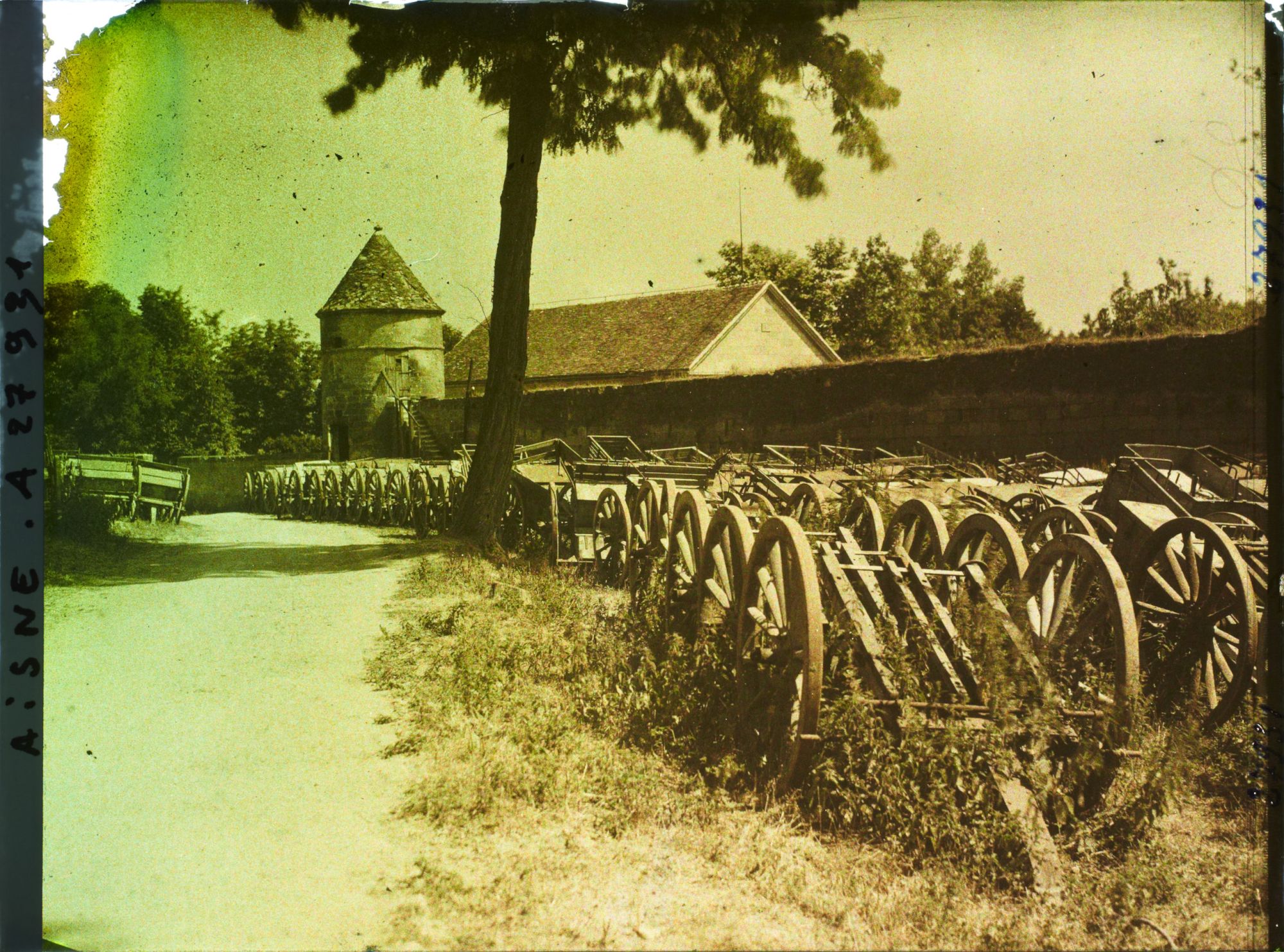Image représentant France, Soissons, Anciens remparts de l'Abbaye de St Jean des Vignes et Cimetière des Caissons d'artillerie
