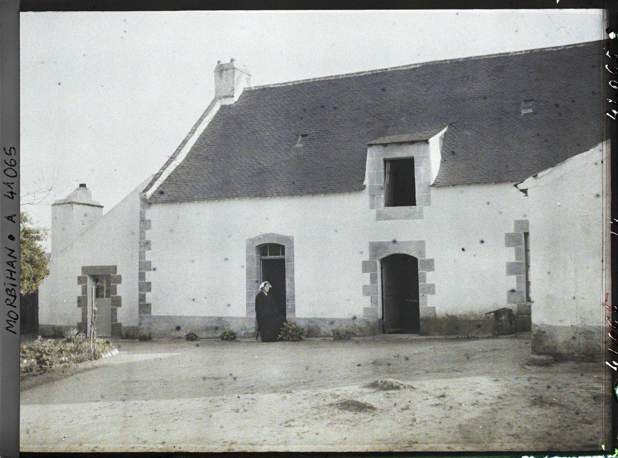 Image représentant Madame Rozo devant sa maison à Port-Navalo