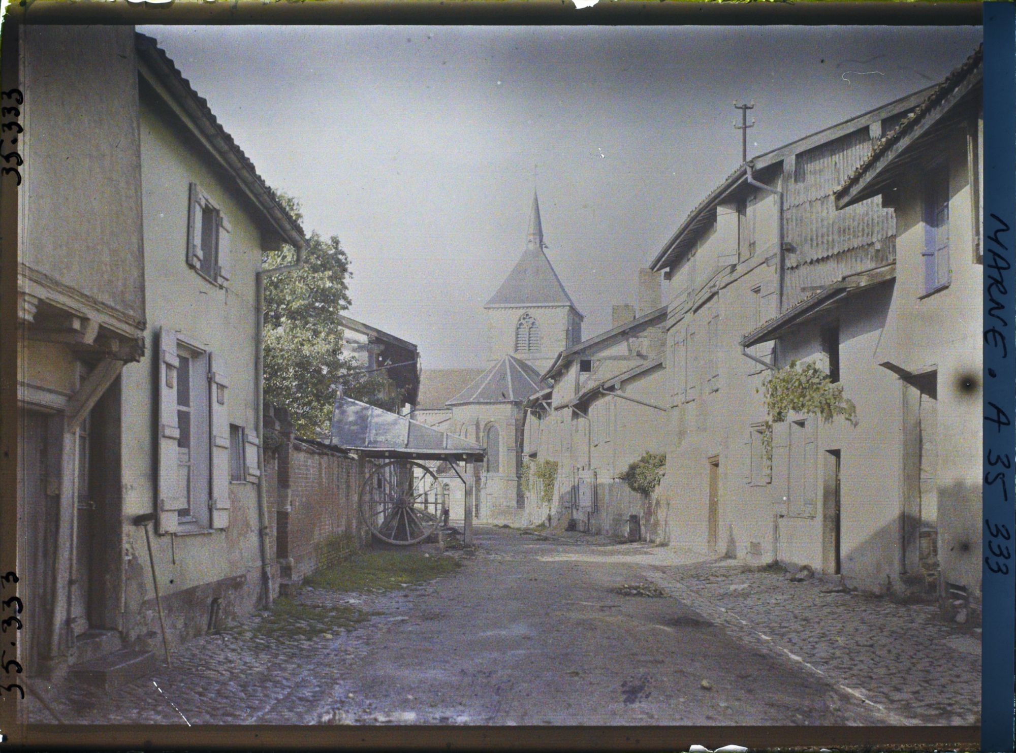 Image représentant France, Ste Menehould le haut, Aspect d'une Vieille rue aux abords de l' Eglise.