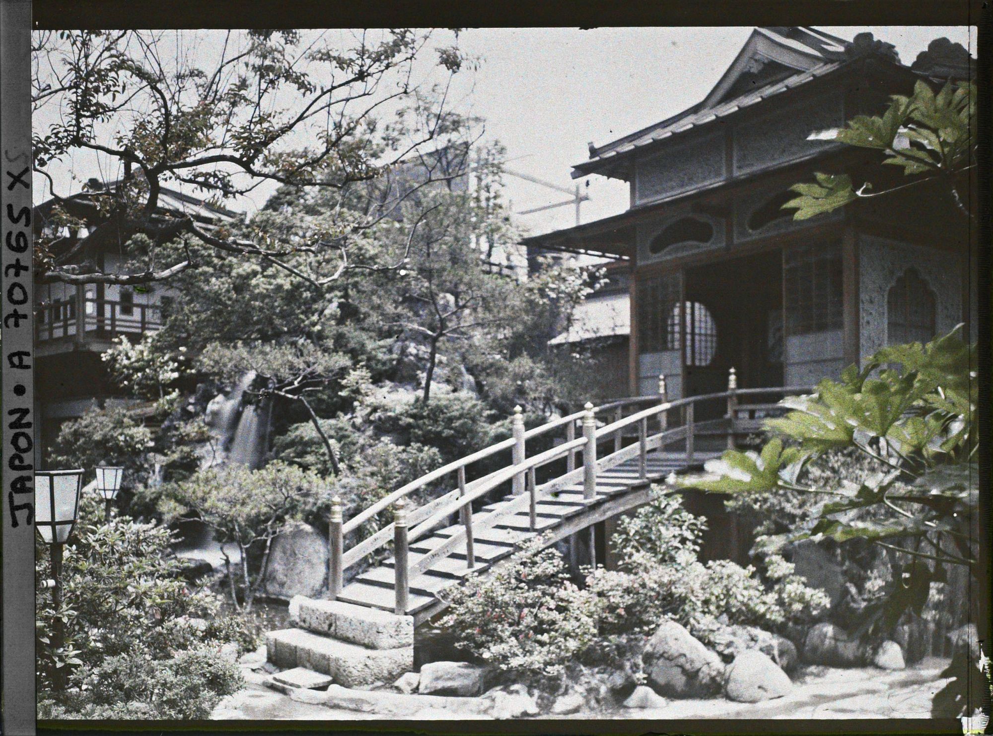 Image représentant Entrée et jardin d'un Ryokan (hôtel-restaurant traditionnel)