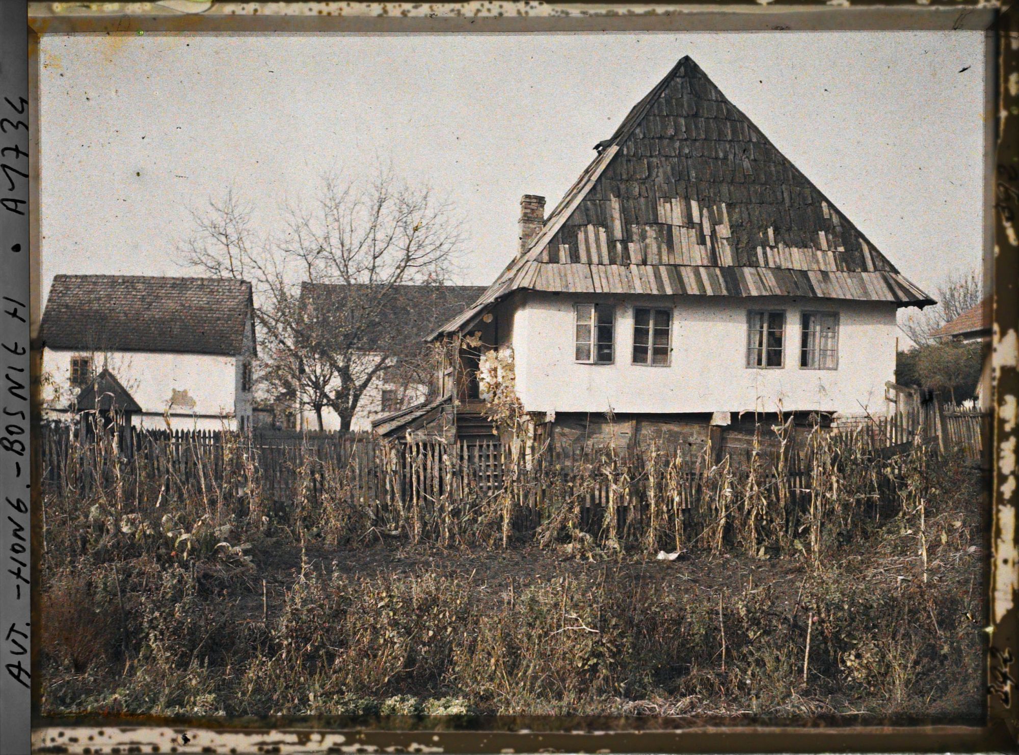 Image représentant Vieille maison avec grenier de bois au-dessous de l'étage habité