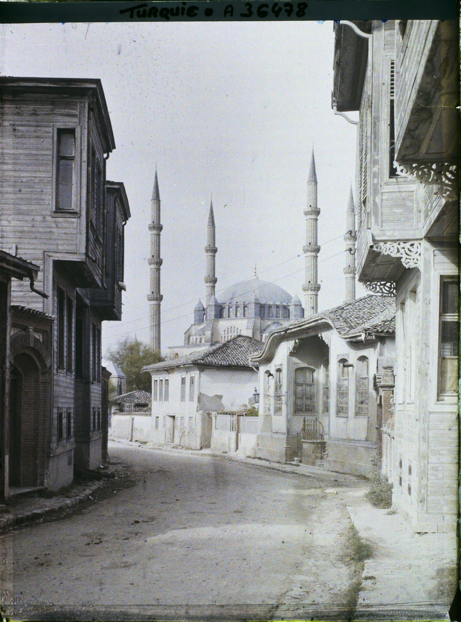 Image représentant Maison d'une rue proche de Selimiye Camii (la Grande Mosquée dont on voit la coupole et les minarets)
