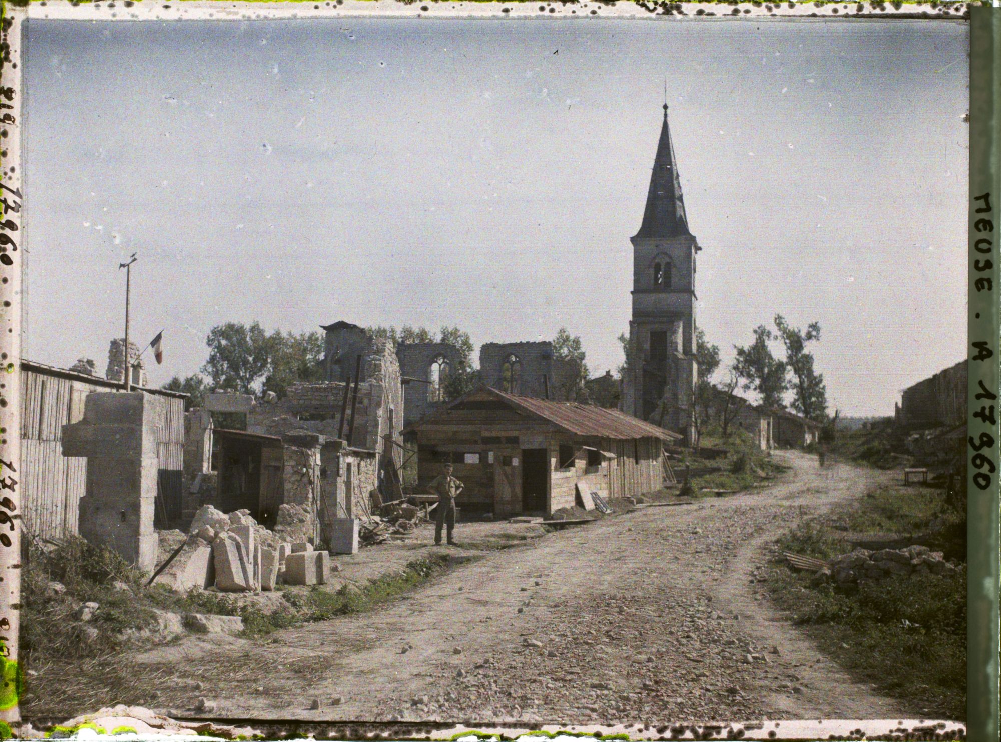 Image représentant France, Mesnil sous les Côtes, La Principale rue et l'Eglise
