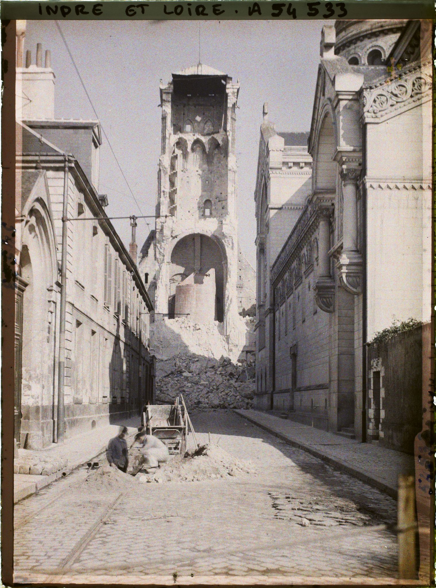 Image représentant La tour Charlemagne, après son effondrement partiel, vue de la rue Descartes