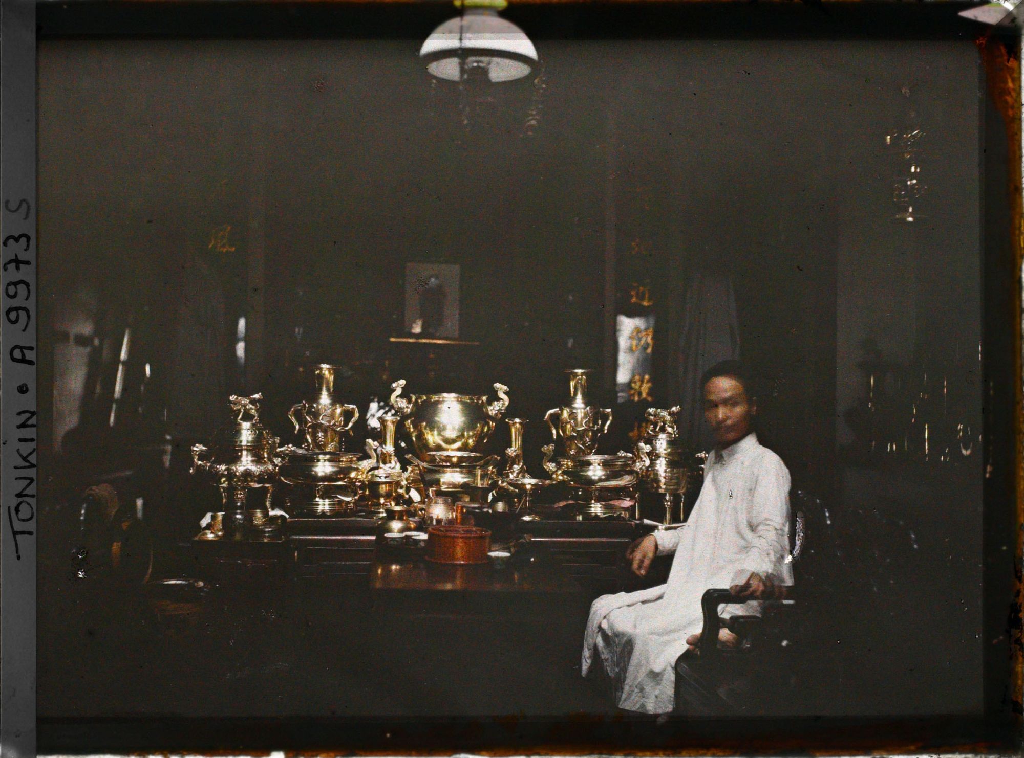 Image représentant Un marchand d'objets en cuivre dans sa boutique, dans la " rue du Cuivre "