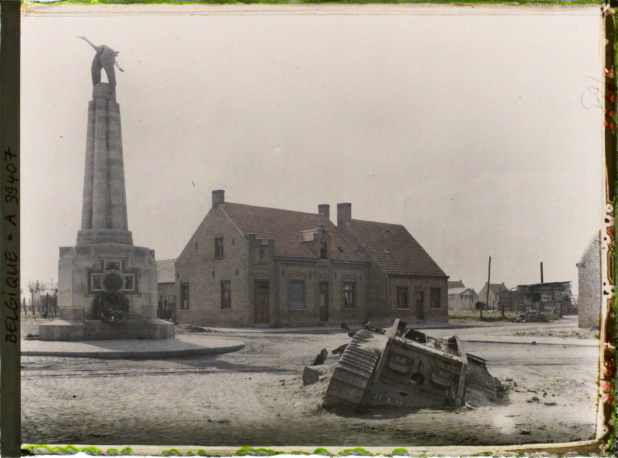 Image représentant Belgique, Poelcapelle, Effet de jour sur le Monument de Guynemer et tank anglais