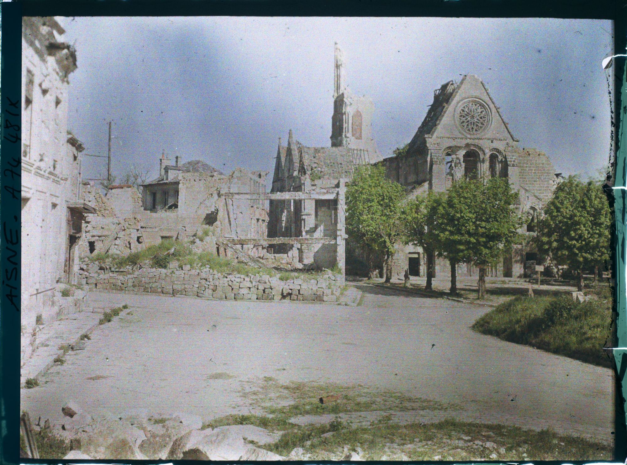 Image représentant Vue générale de la place de l'église