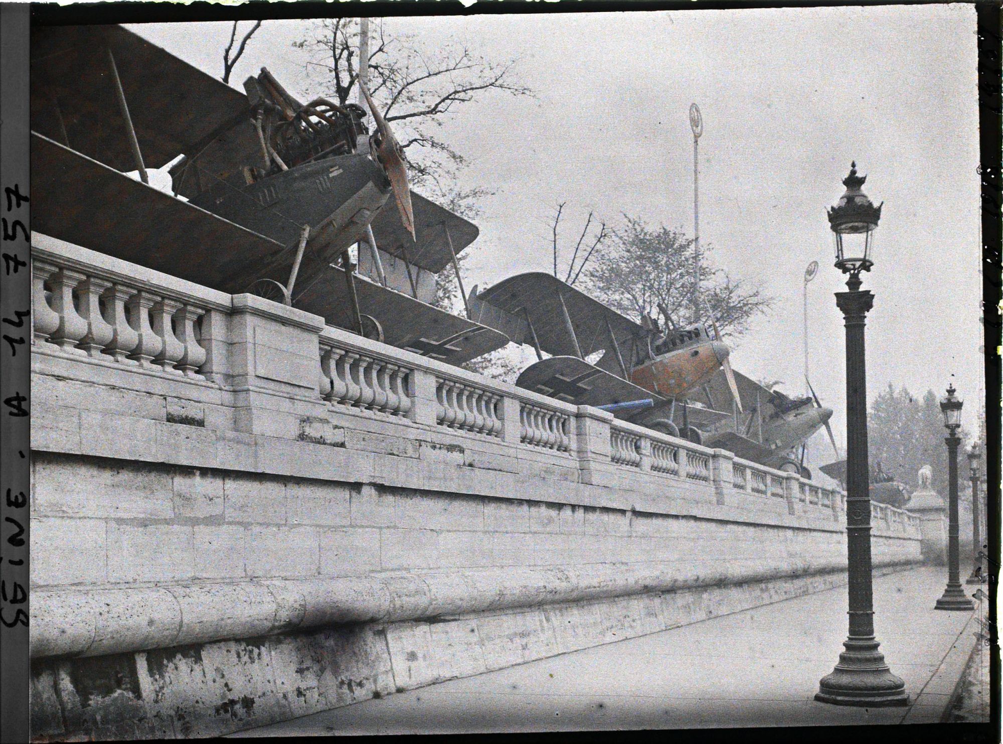 Image représentant Avions pris aux Allemands exposés place de la Concorde