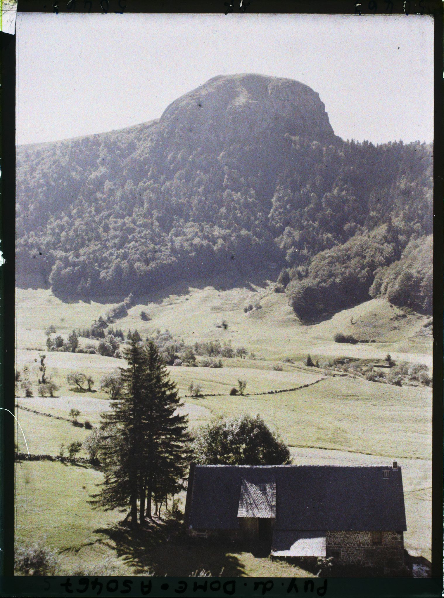 Image représentant France, Mont-Dore, Le Pic du Capucin et une ferme