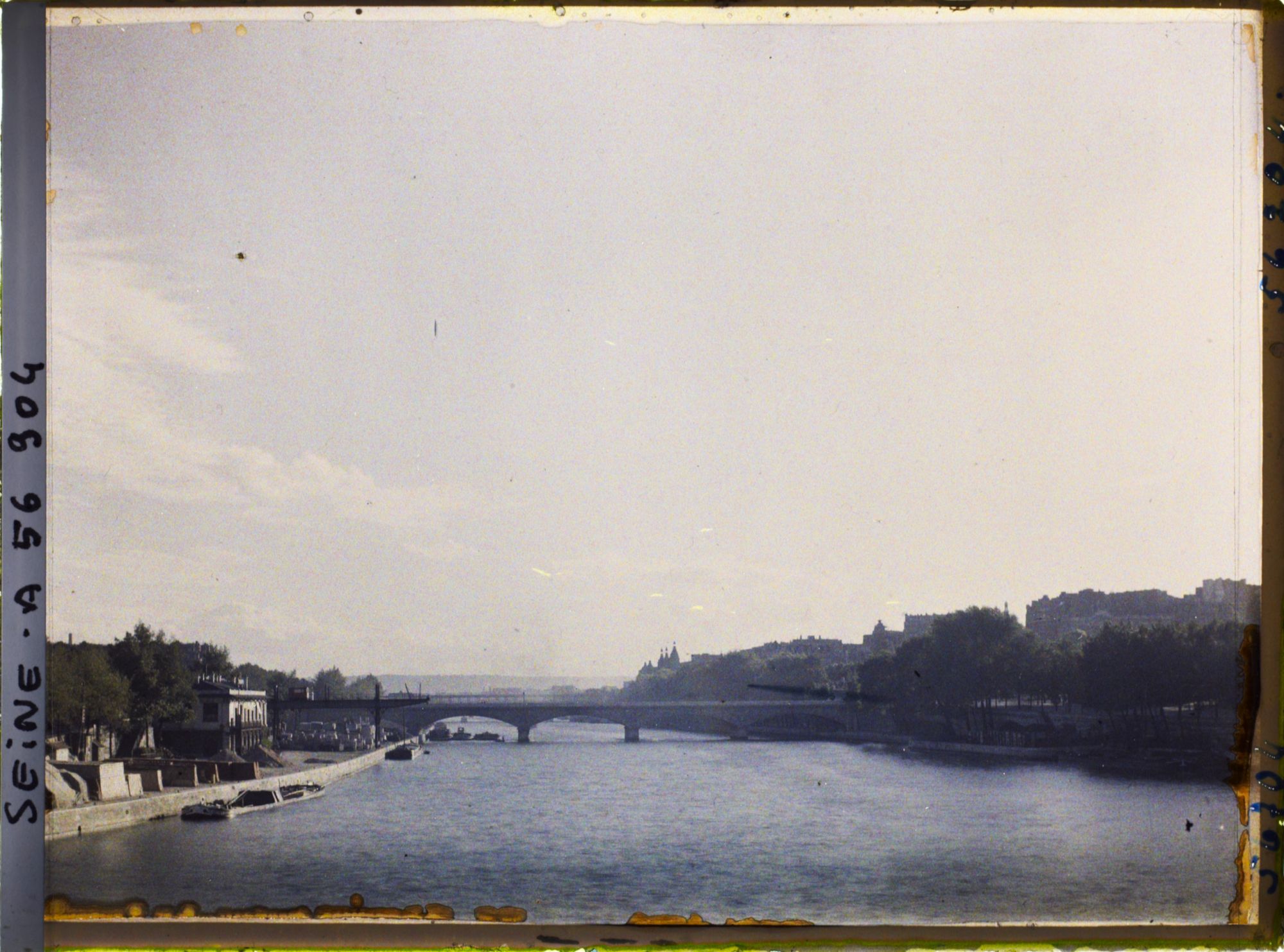 Image représentant Le ciel de Paris le jour de la signature du pacte Briand-Kellogg (vue sur le pont d'Iéna depuis la passerelle Debilly)