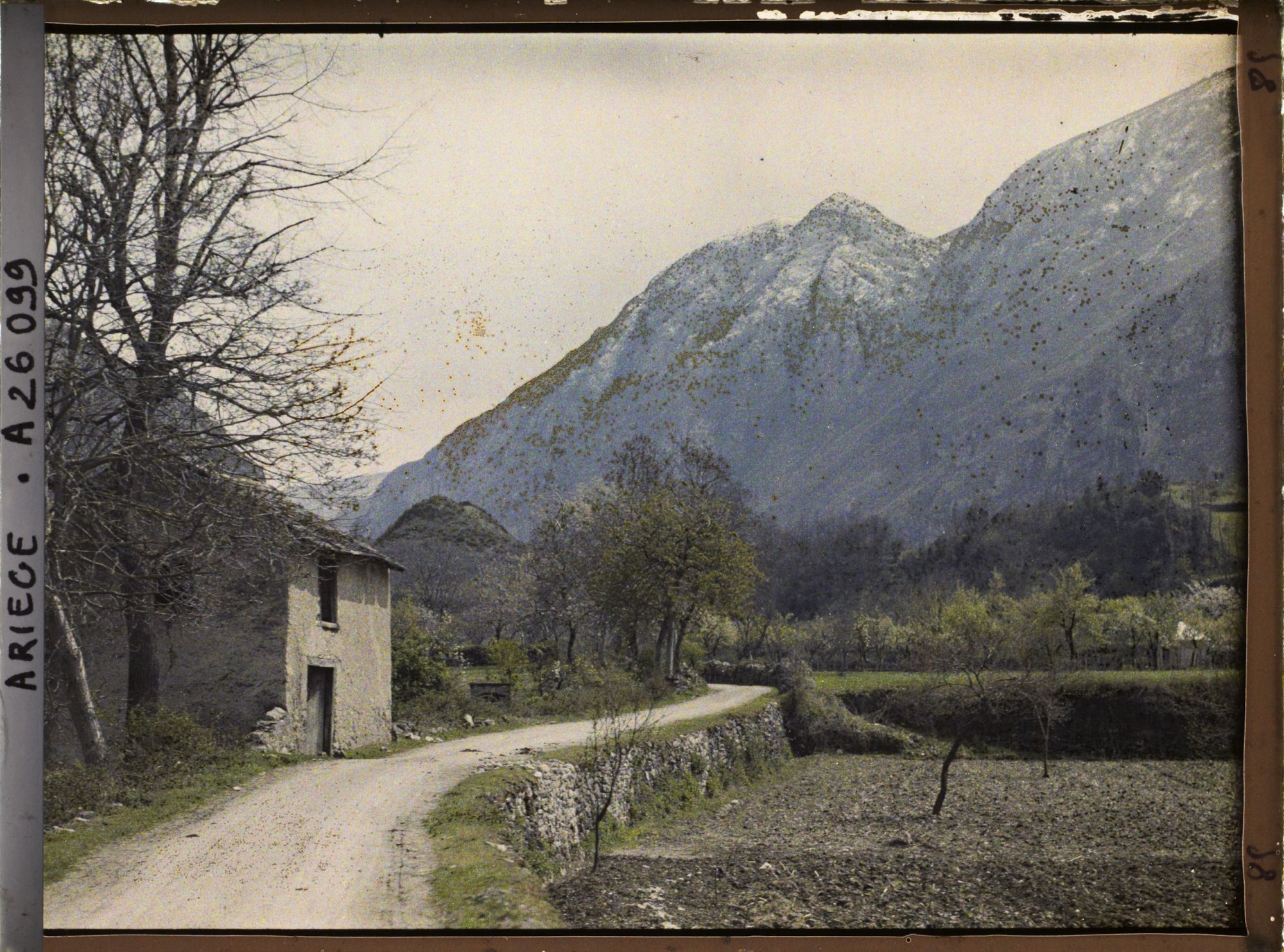 Image représentant La vallée de l'Ariège près d'Ussat, vue prise vers Ussat