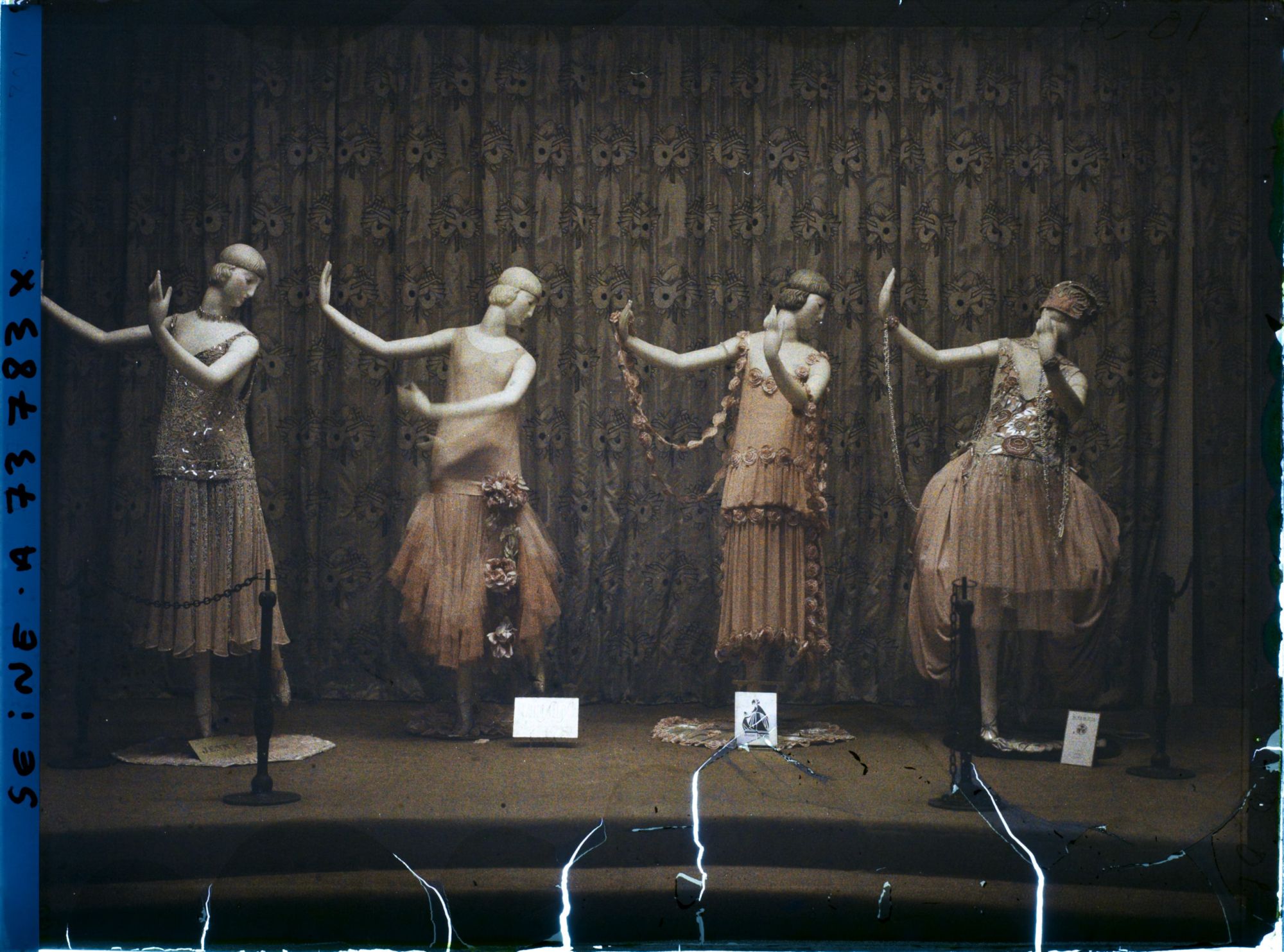 Image représentant L'Exposition des arts décoratifs, Costumes de scène, classe 24, théâtre, dans le Grand Palais