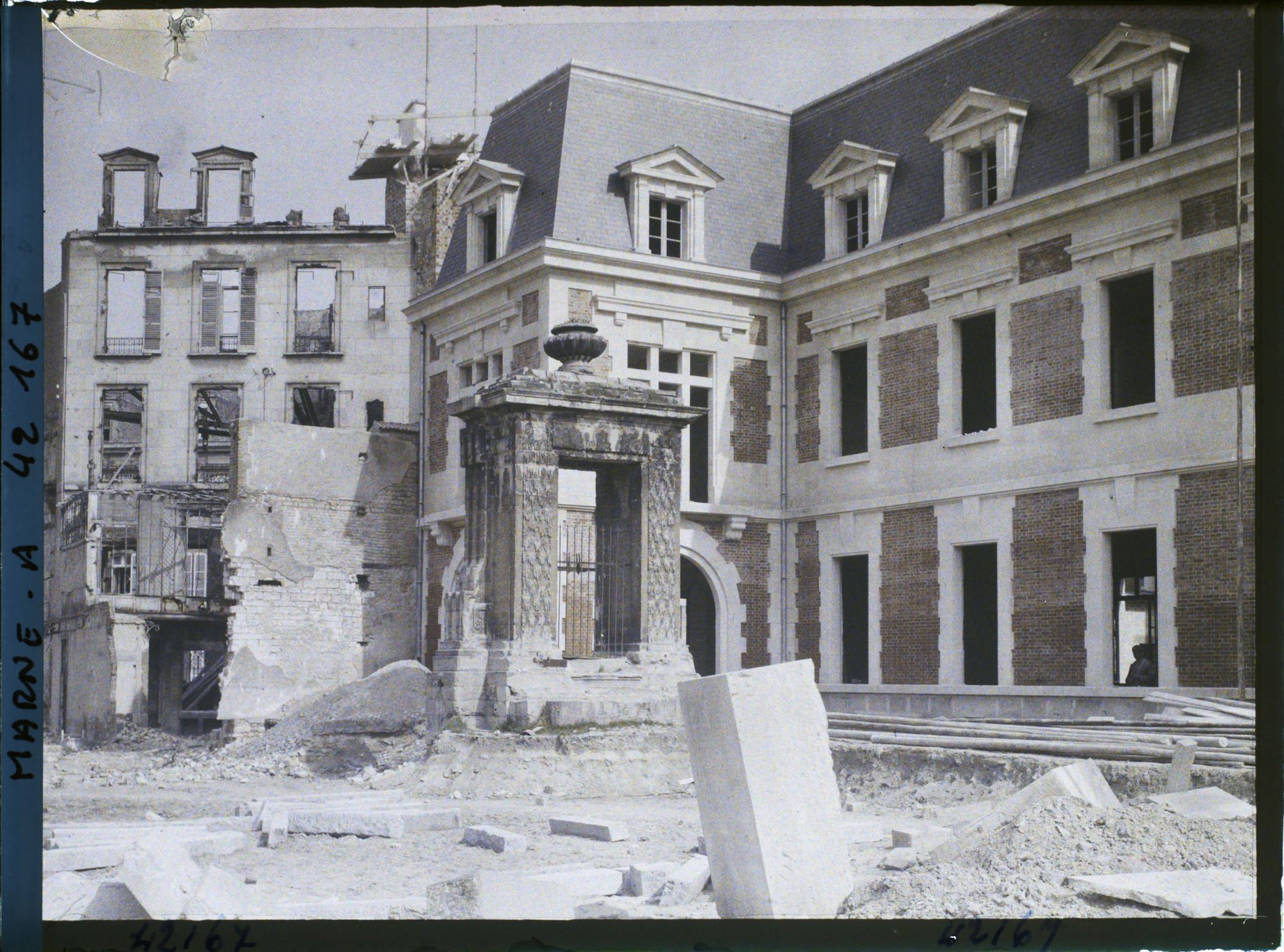 Image représentant France, Reims, Vieille fontaine et constructions nouvelles (Ecole)