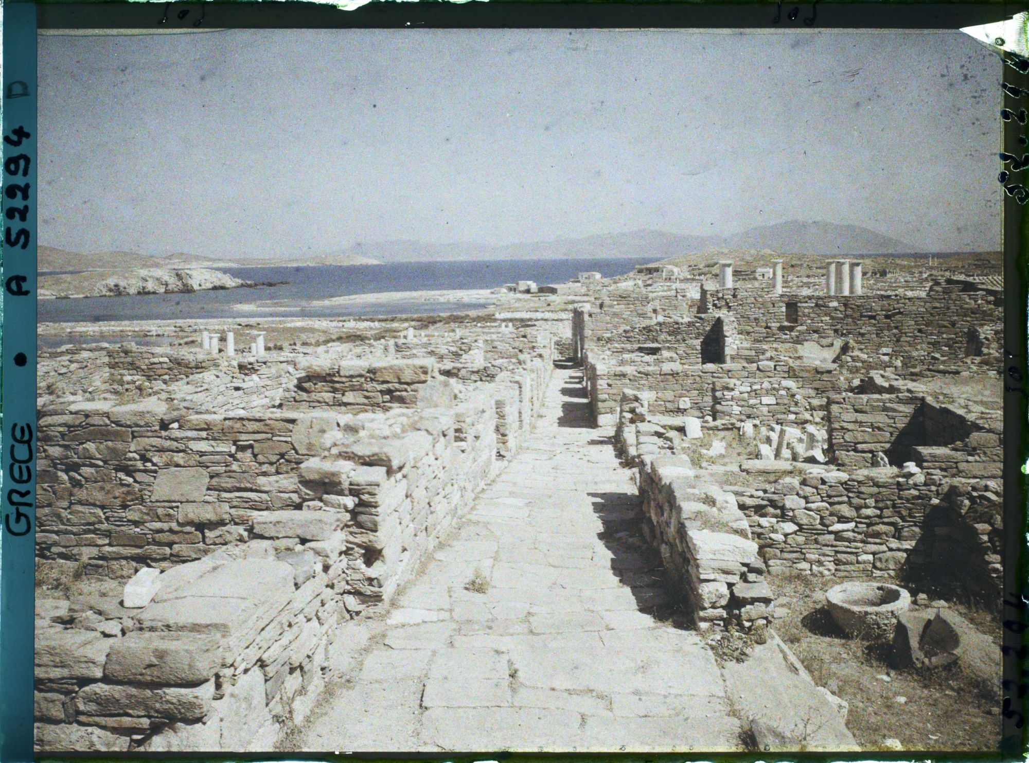 Image représentant La rue du Théâtre, vue prise vers la mer
