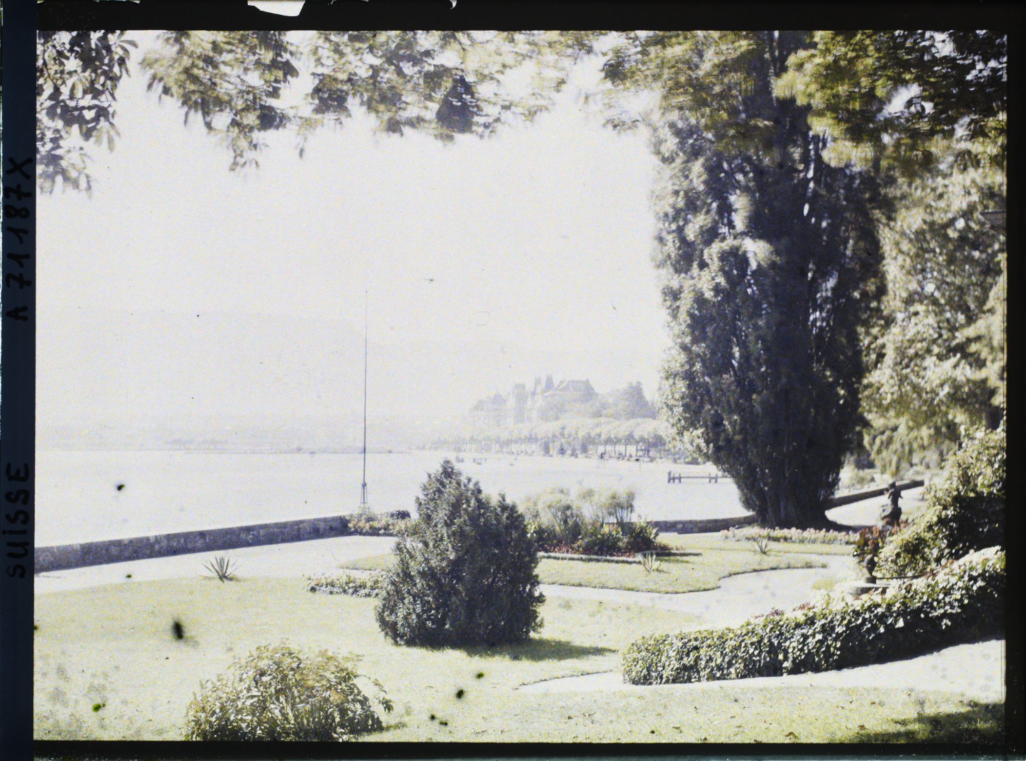 Image représentant Le parc devant la villa Mon Repos (Musée d'ethnographie de Genève) et le Léman